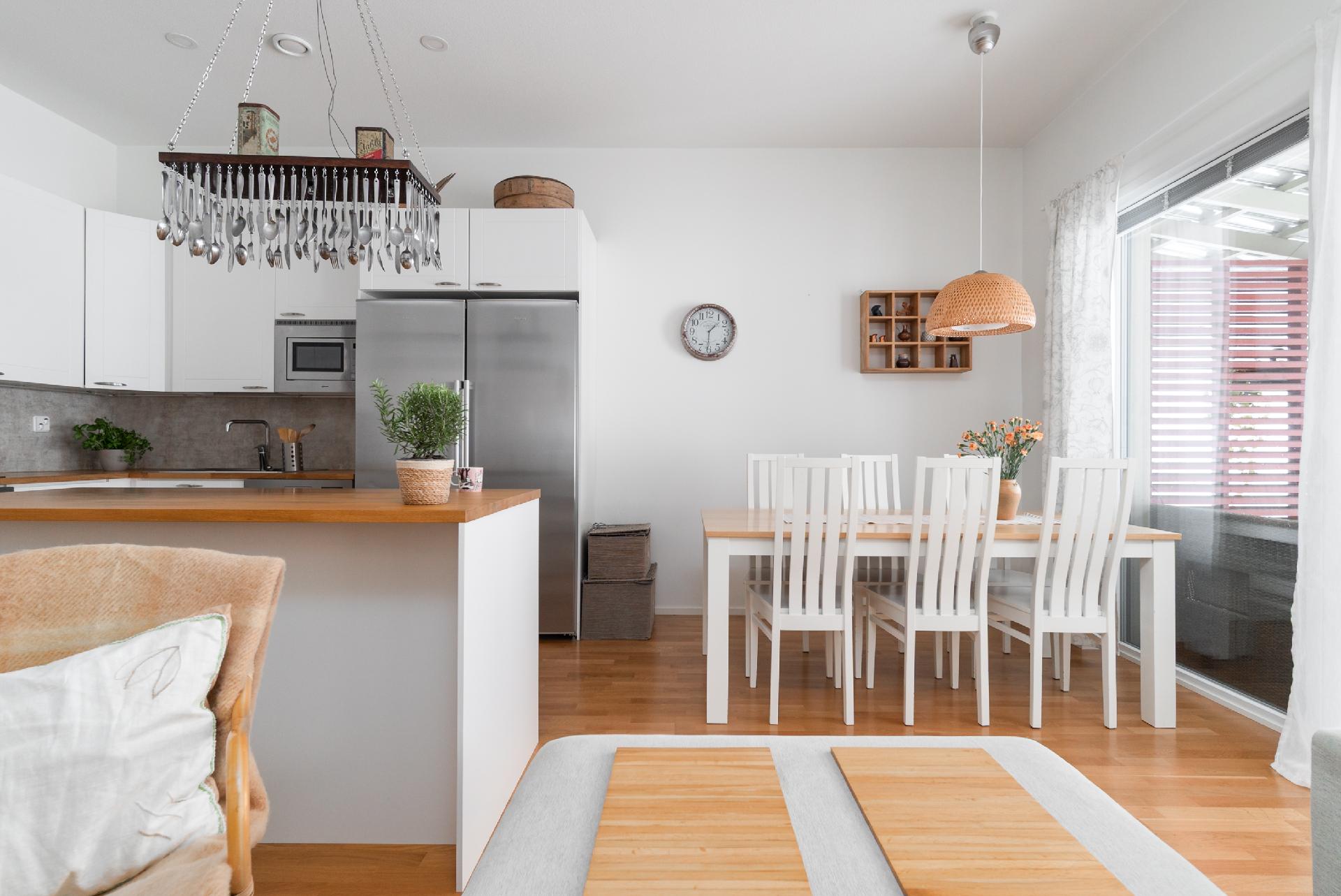 Olohuoneesta ruokailutilaan päin