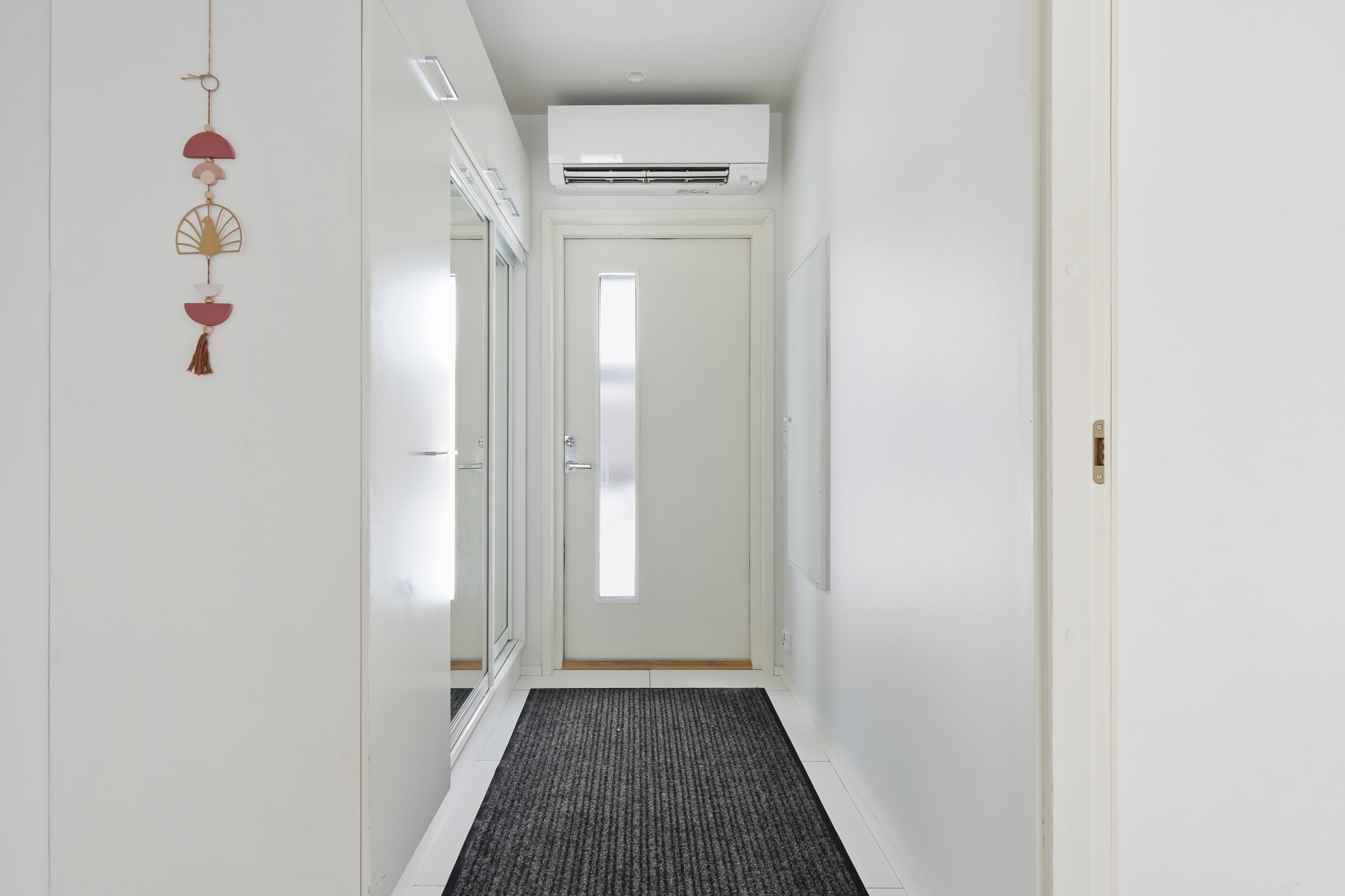 Eteinen. Huomaa ilmalämpöpumppu.