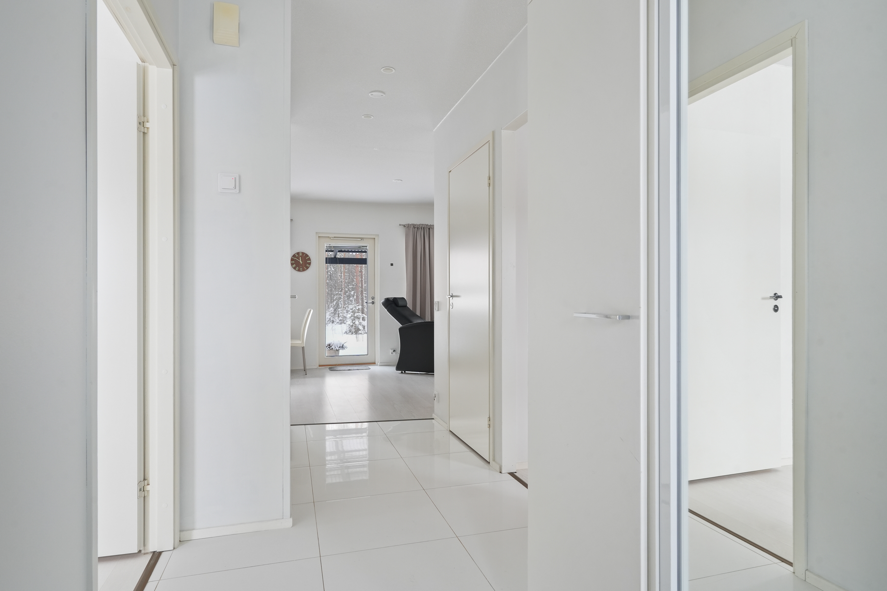 Näkymä eteisestä tupakeittiöön