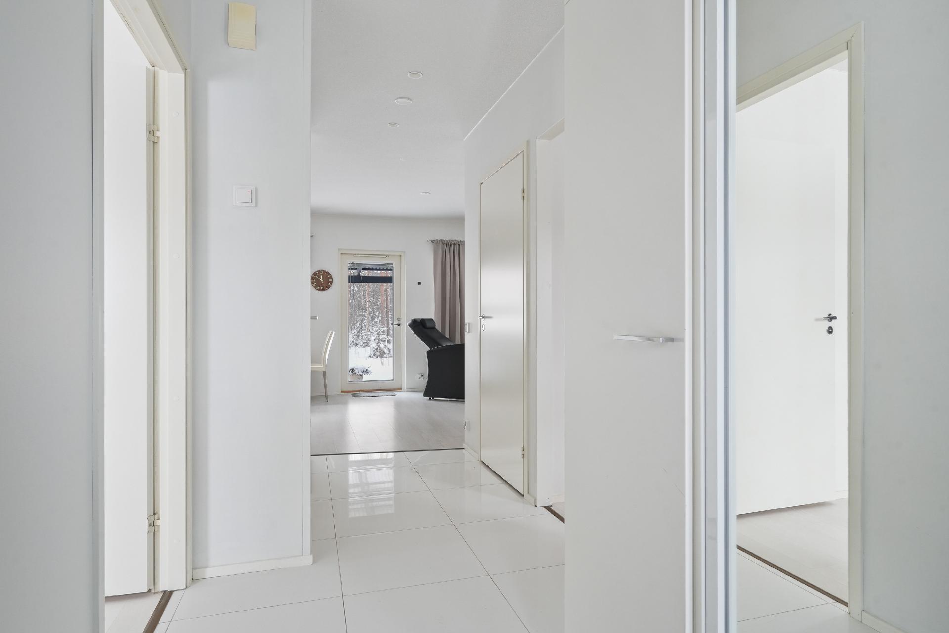 Näkymä eteisestä tupakeittiöön