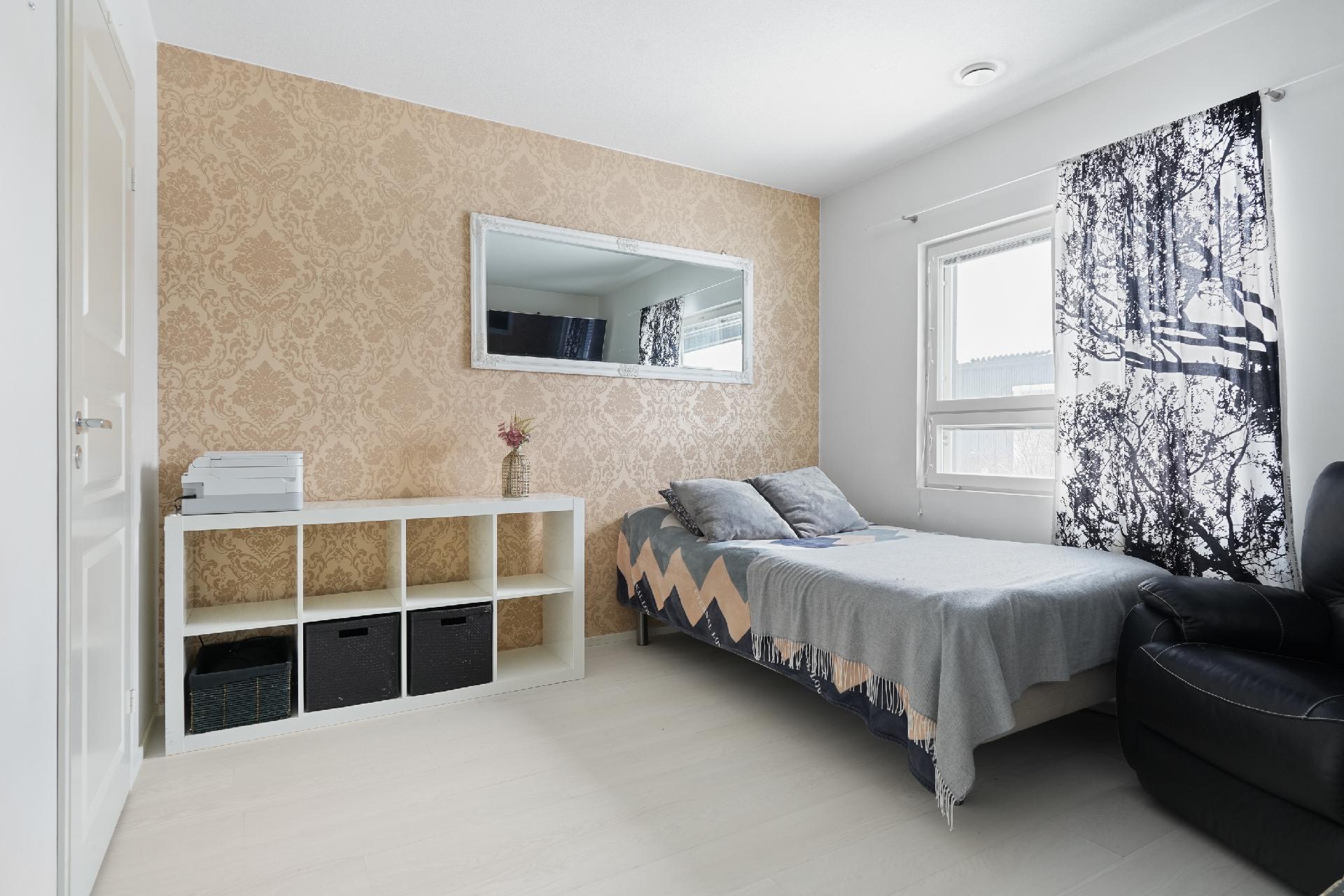 Makuuhuone 1, vasemmalla vaatehuone