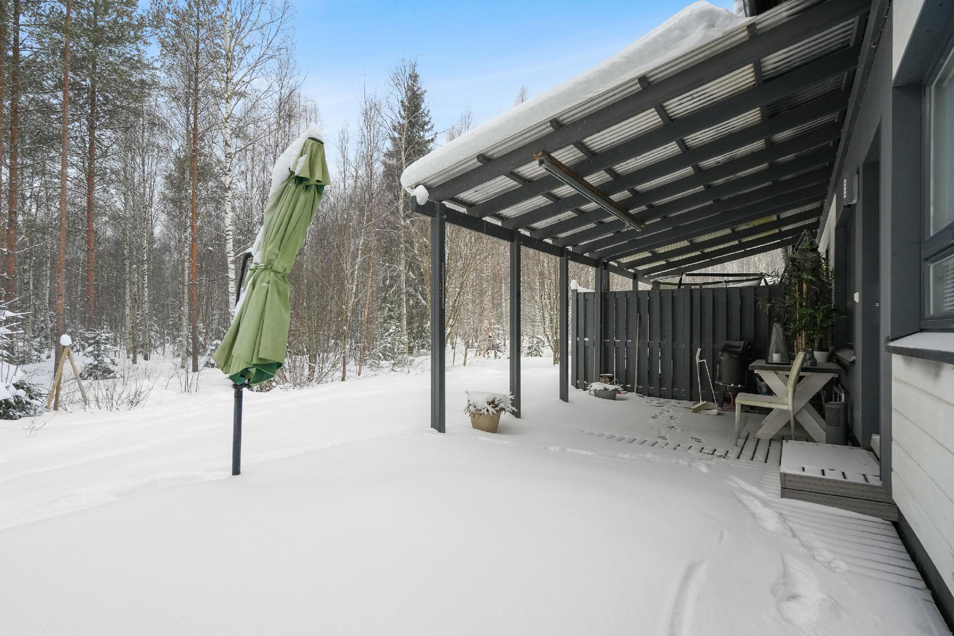 Tontti rajoittuu puistoalueeseen