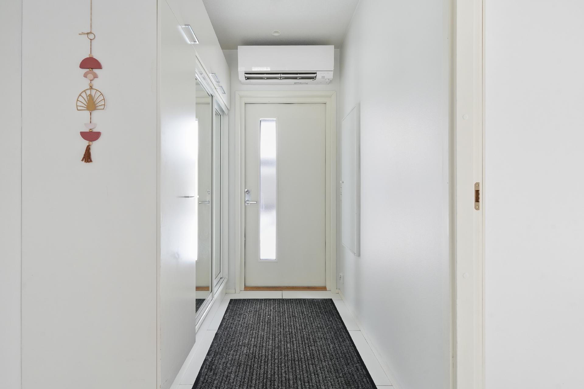 Eteinen. Huomaa ilmalämpöpumppu.