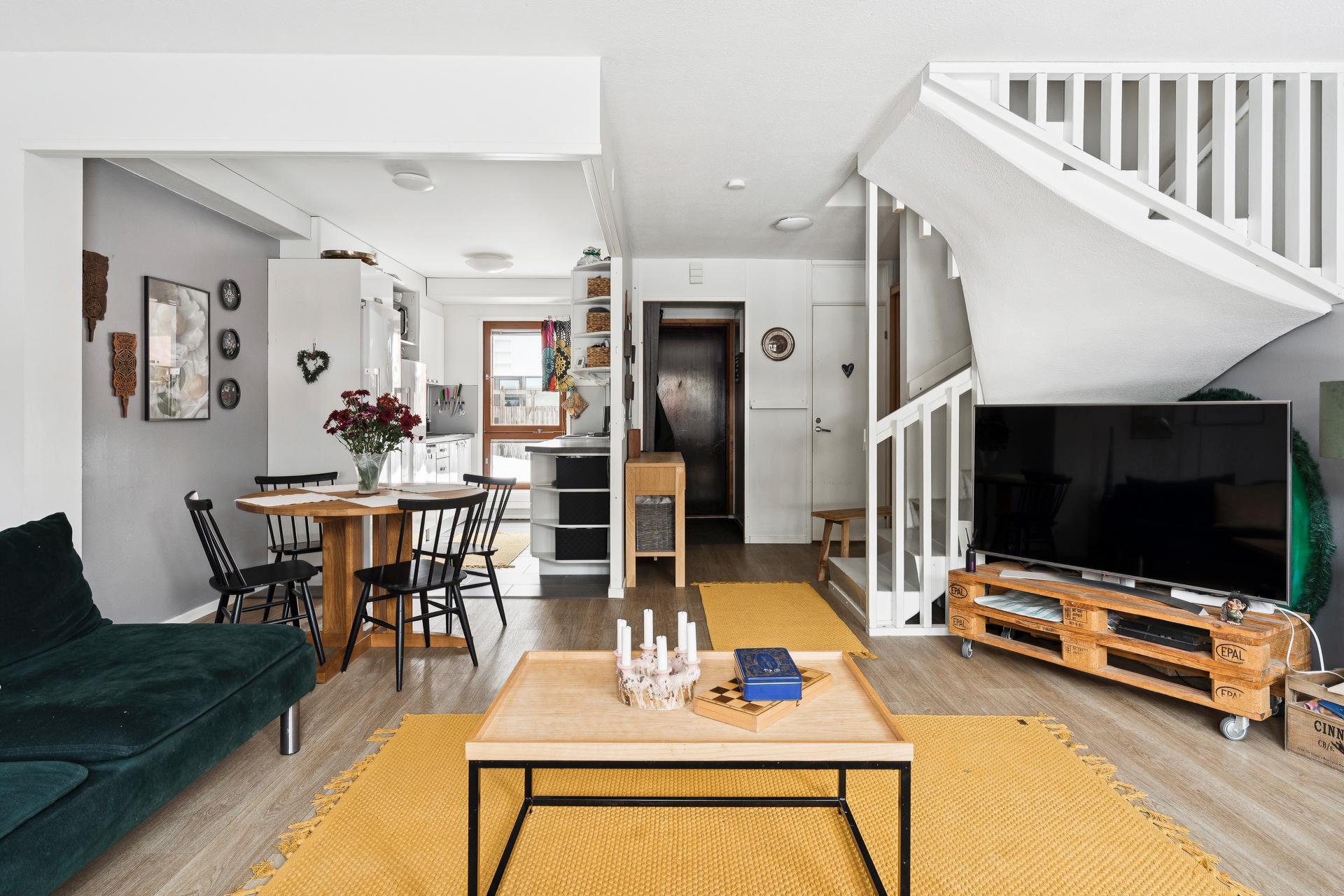 Valoisa ja avara alakerta