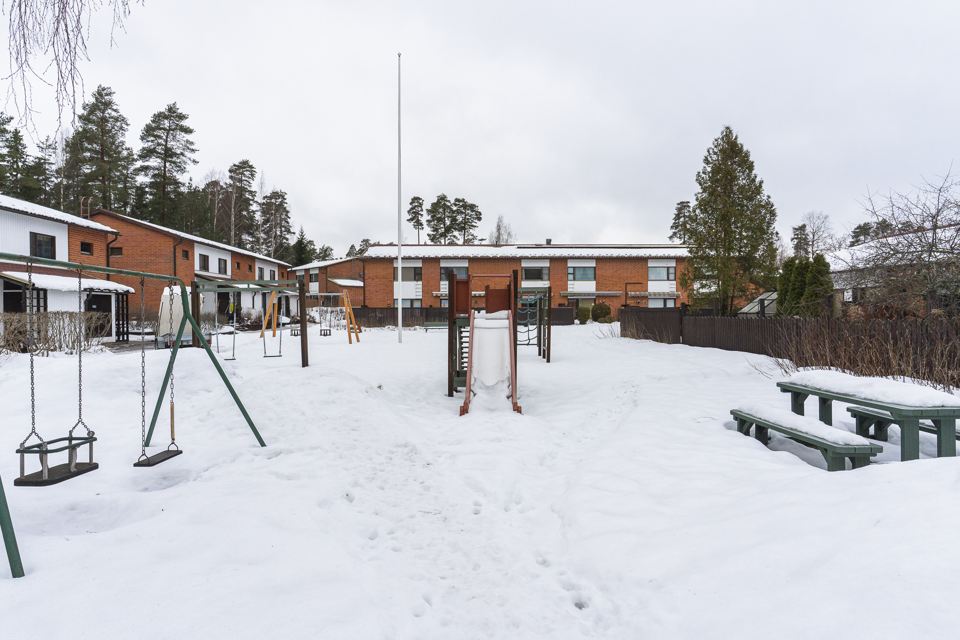 Yhtiön pihaa