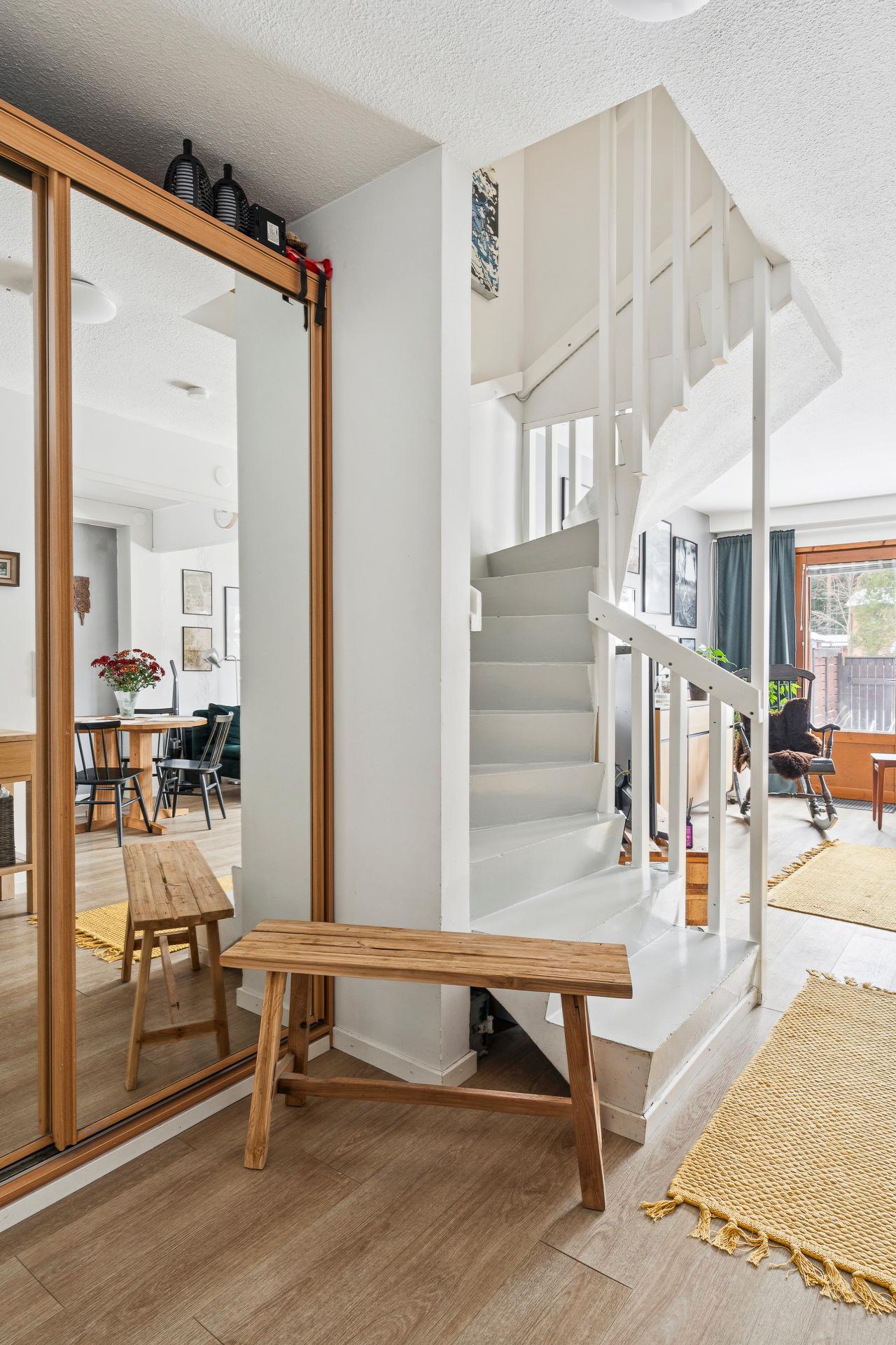 Eteisessä kaapisto peililiukuovilla