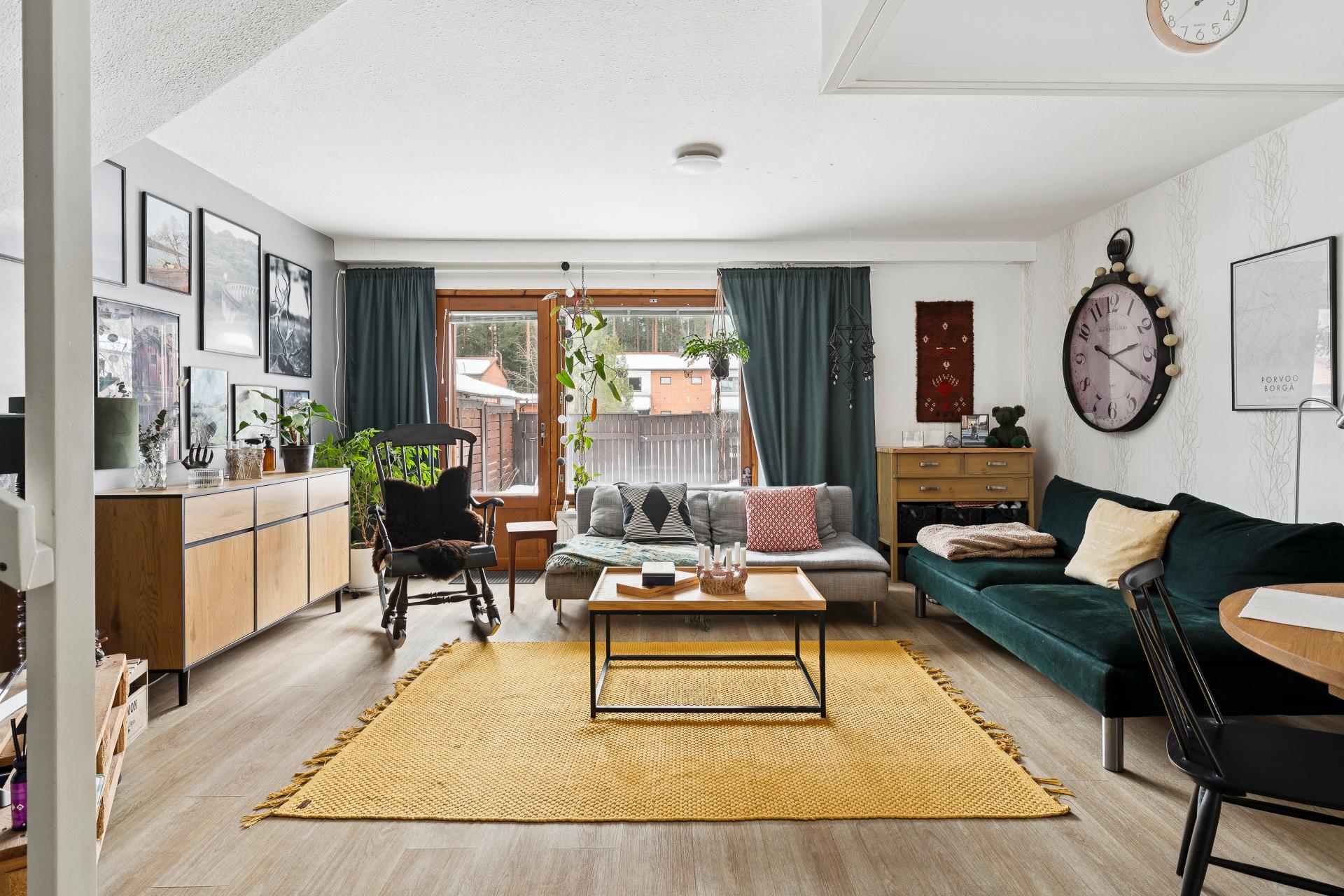 Tilava olohuone josta käynti takapihalle