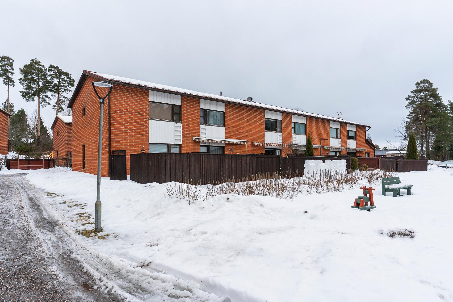 Talo yhtiöpihan puolelta