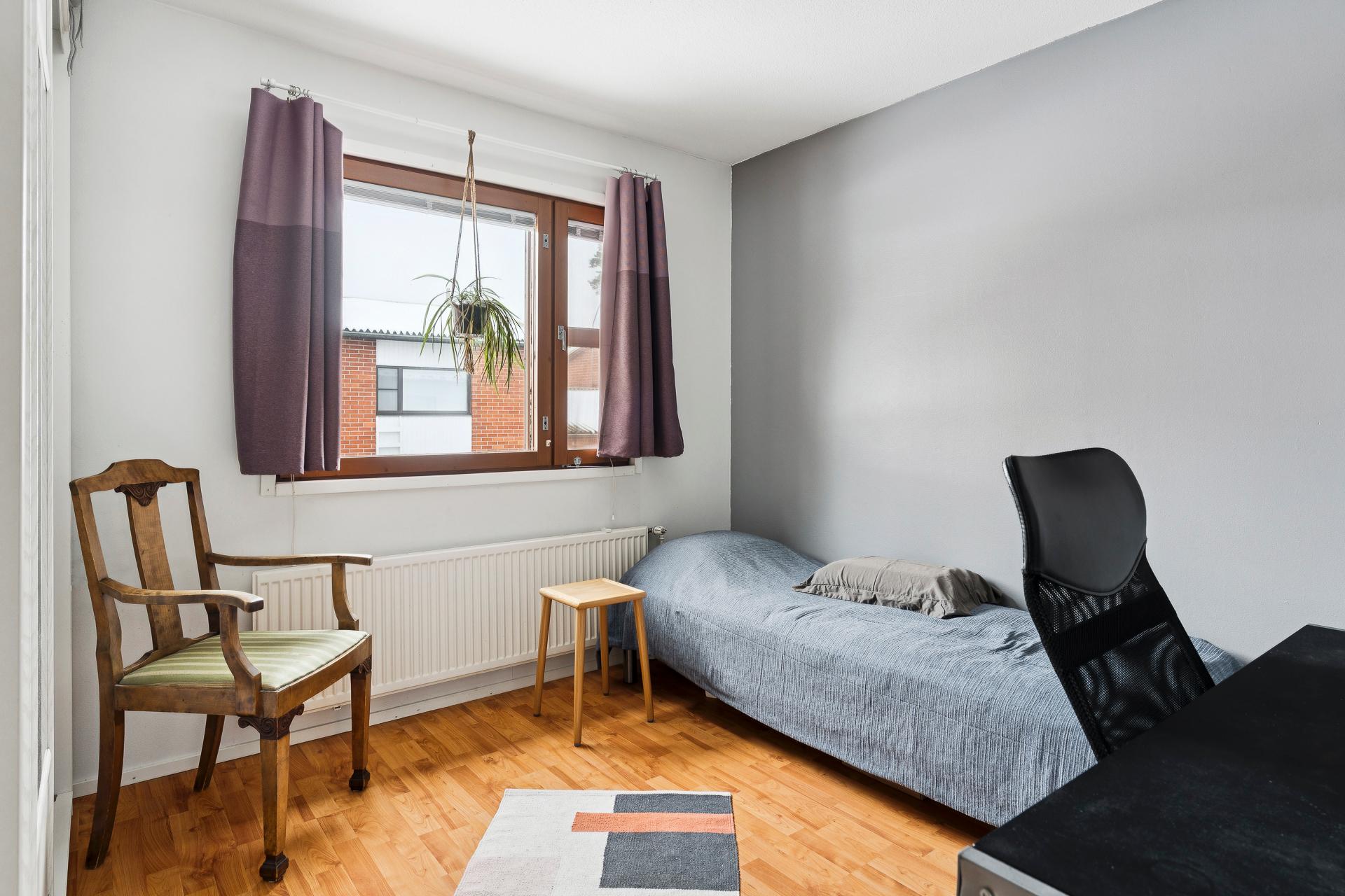 Pieni makuuhuone toimii myös työhuoneena