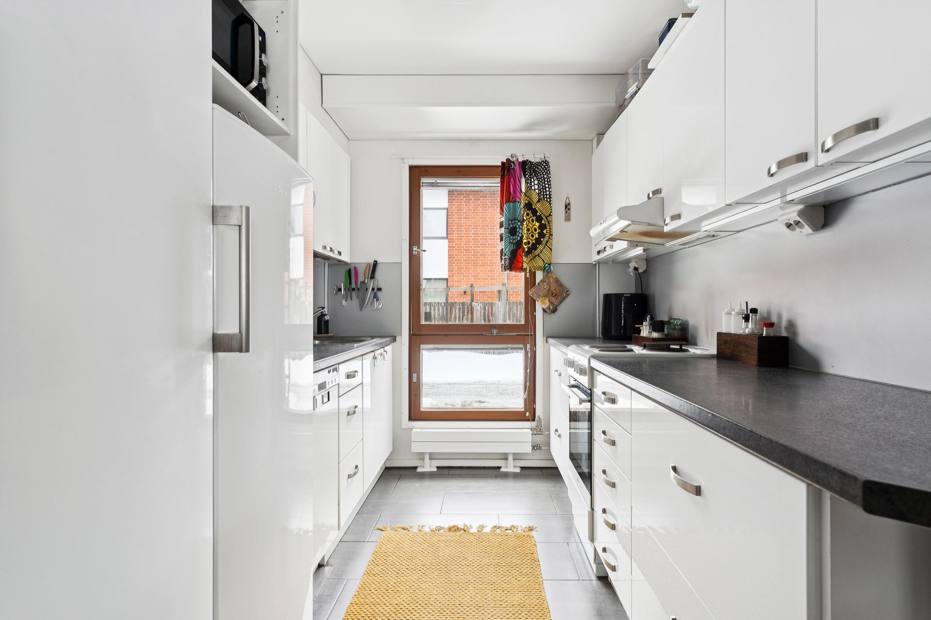 Keittiön korkea ikkuna tuo ihanasti valoa sisälle