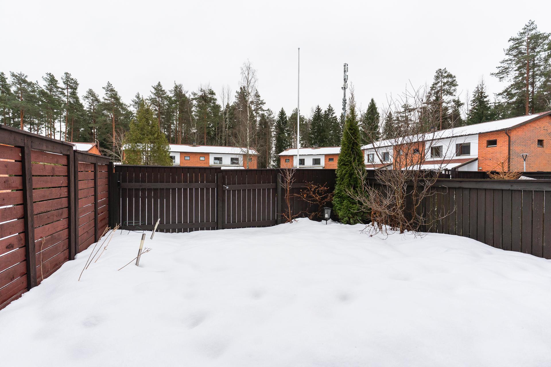 Aidattu takapiha johon on käynti olohuoneesta