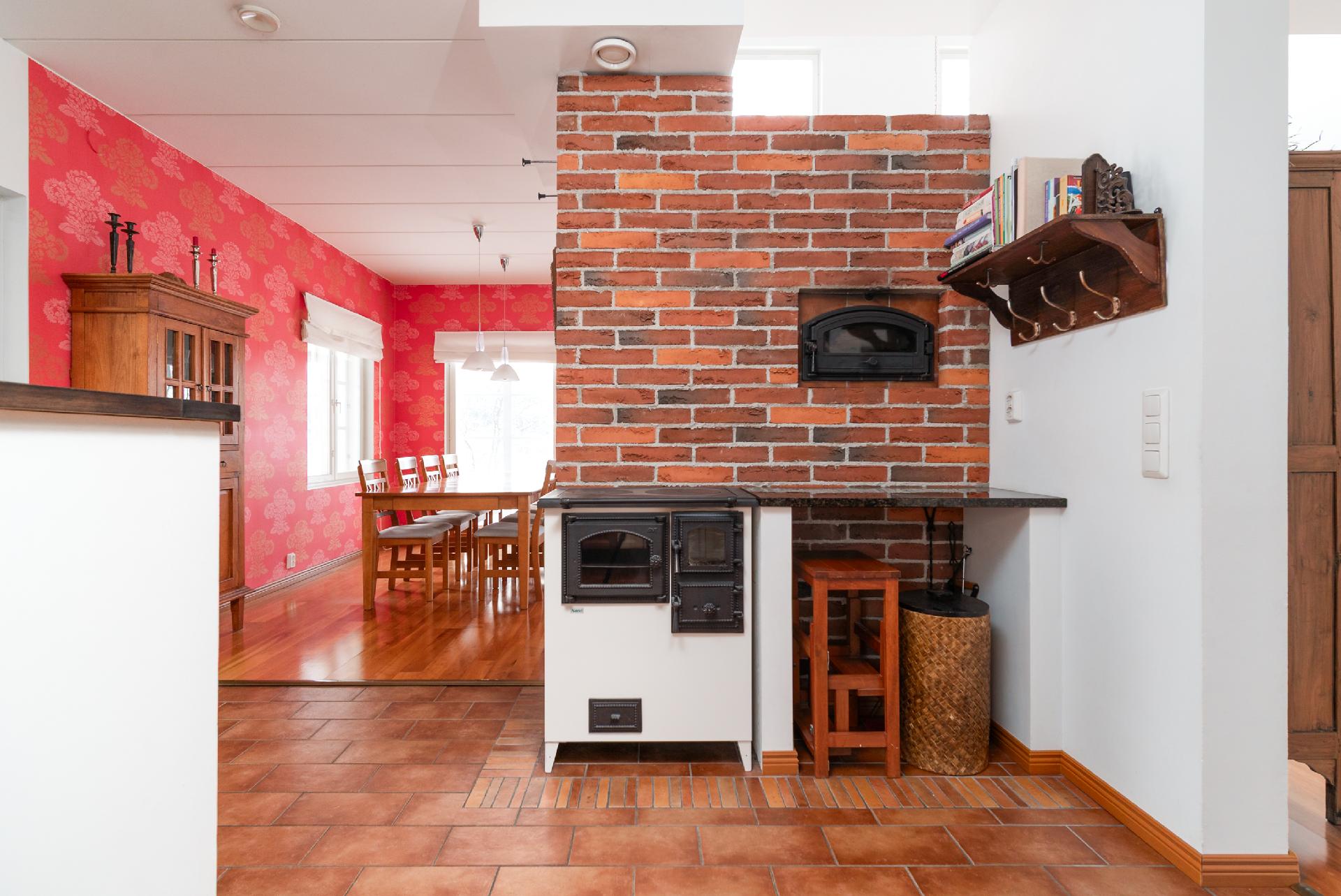 Keittiössä puuhella