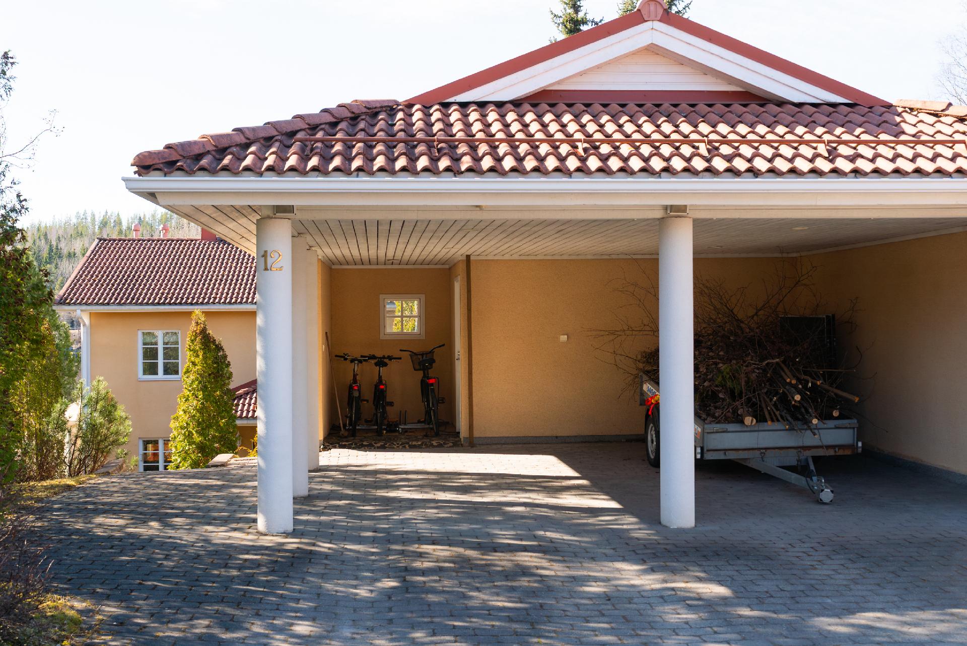 Autokatos kahdelle autolle