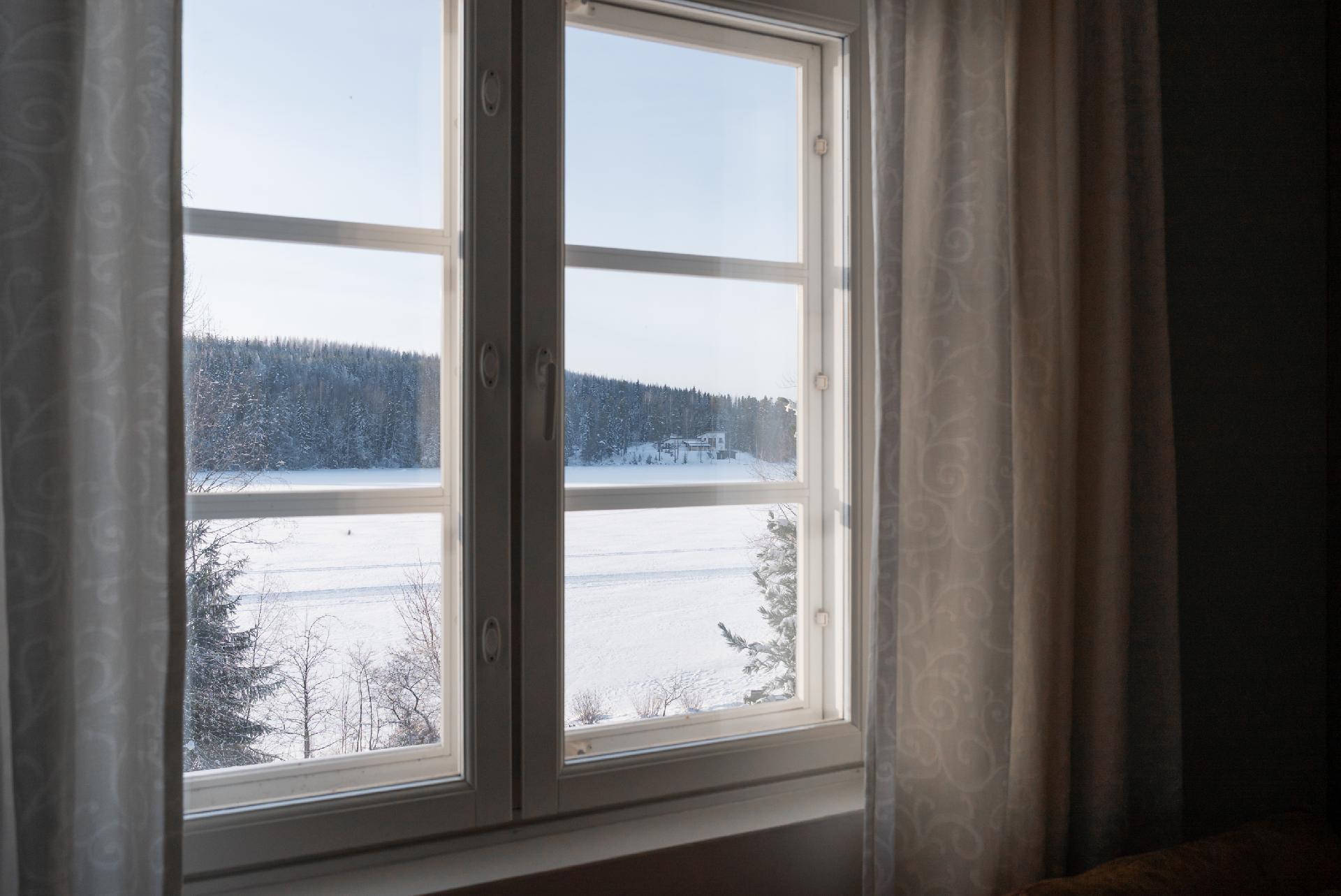 Näkymää yläkerran ikkunasta