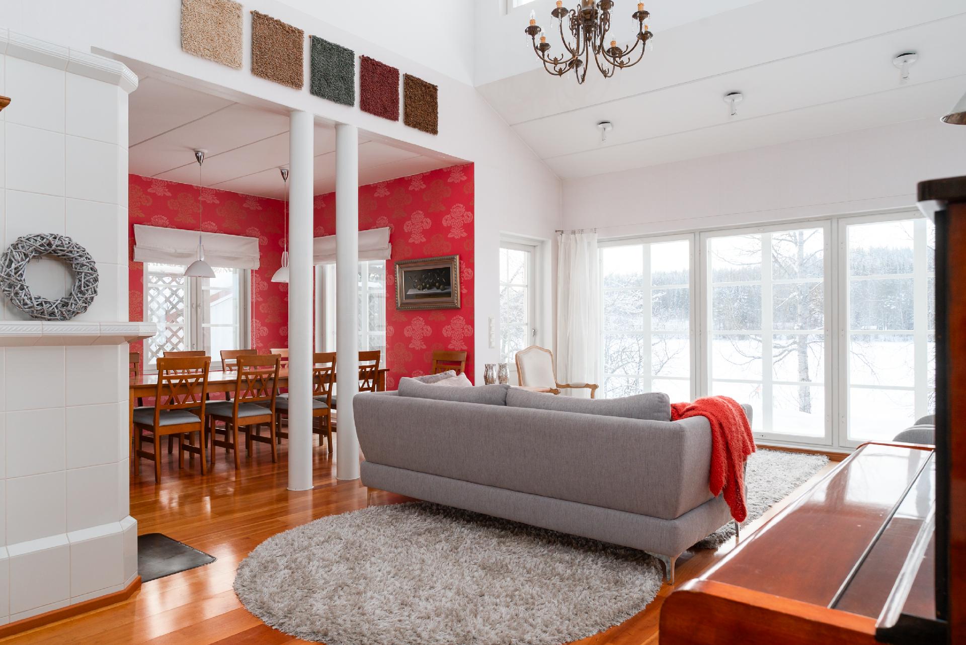 Korkeasta olohuoneesta avautuu upea järvimaisema 