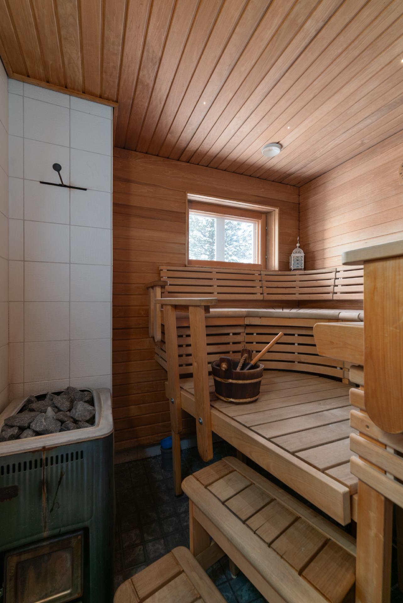 Saunassa puukiuas ja ikkuna järven suuntaan