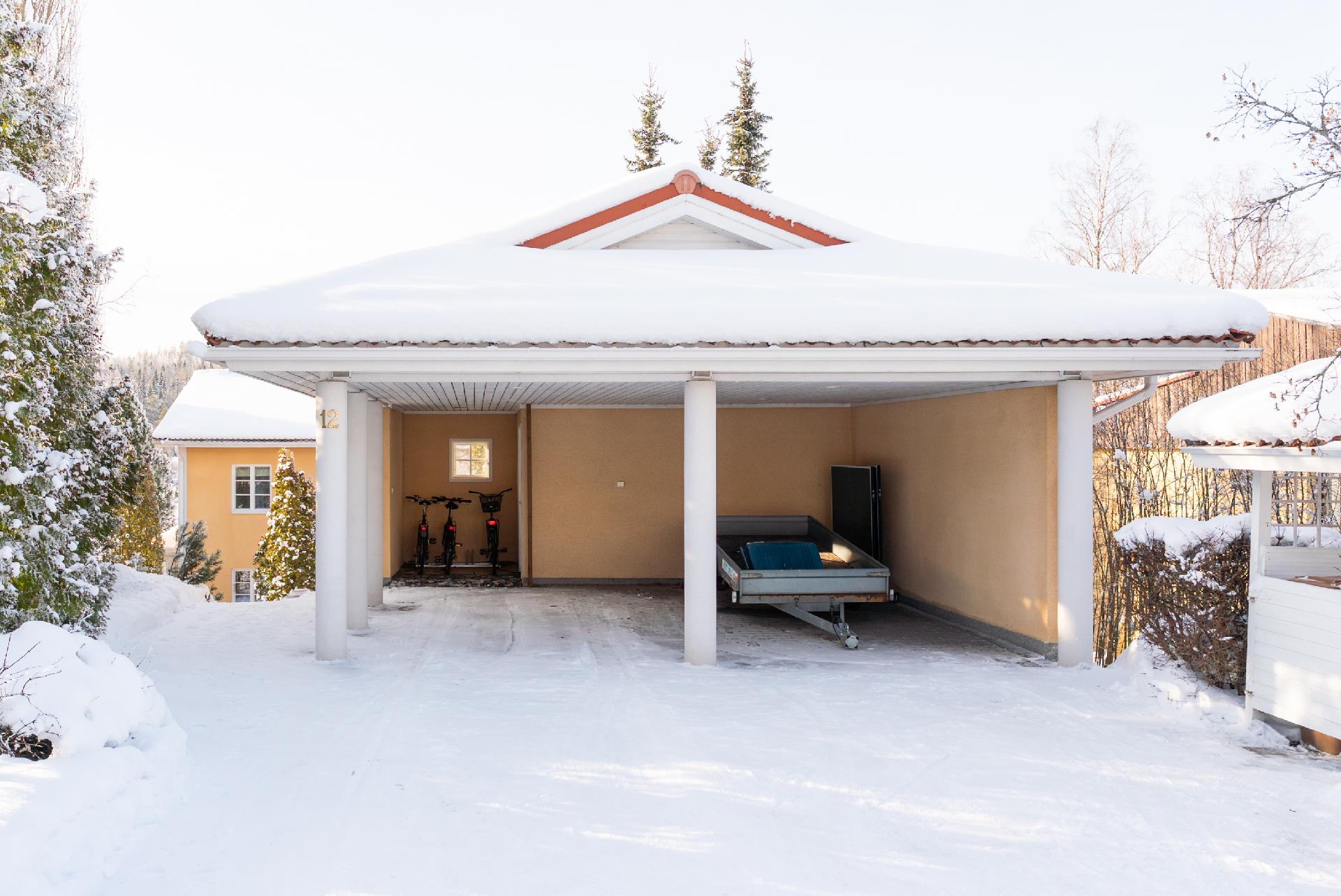 Autokatos kahdelle autolle