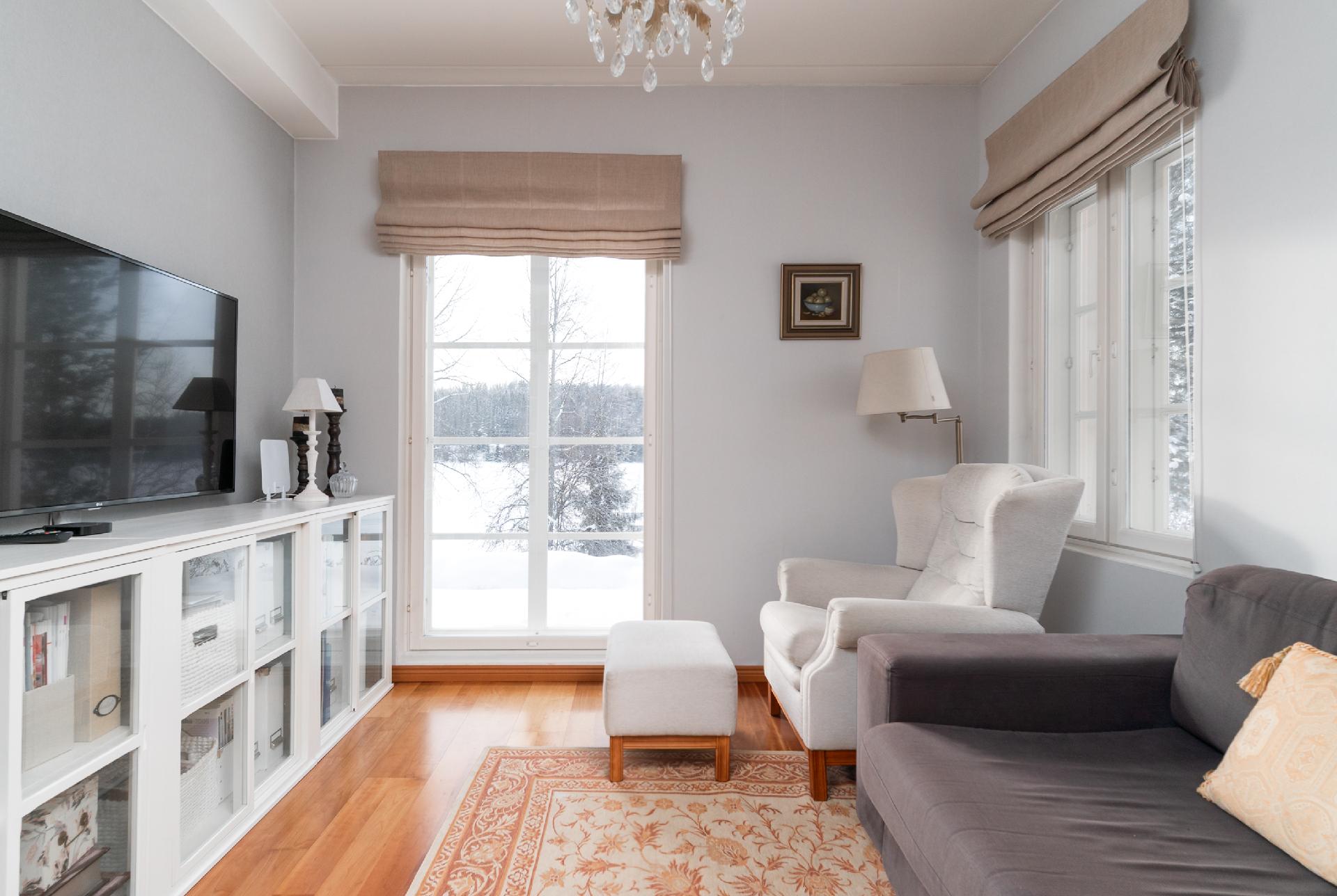 Olohuoneen jatkeena on kirjasto, joka sopii moneen tarkoitukseen