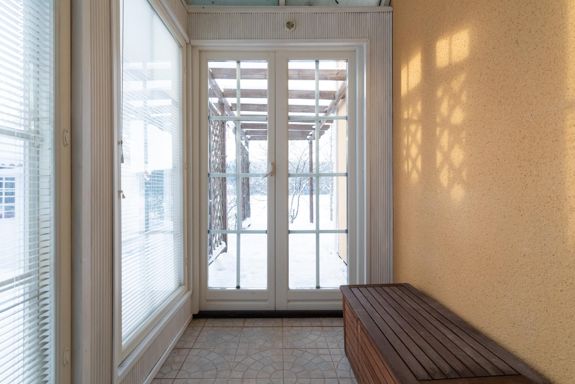 Lasiterassi ruokailutilan jatkeena