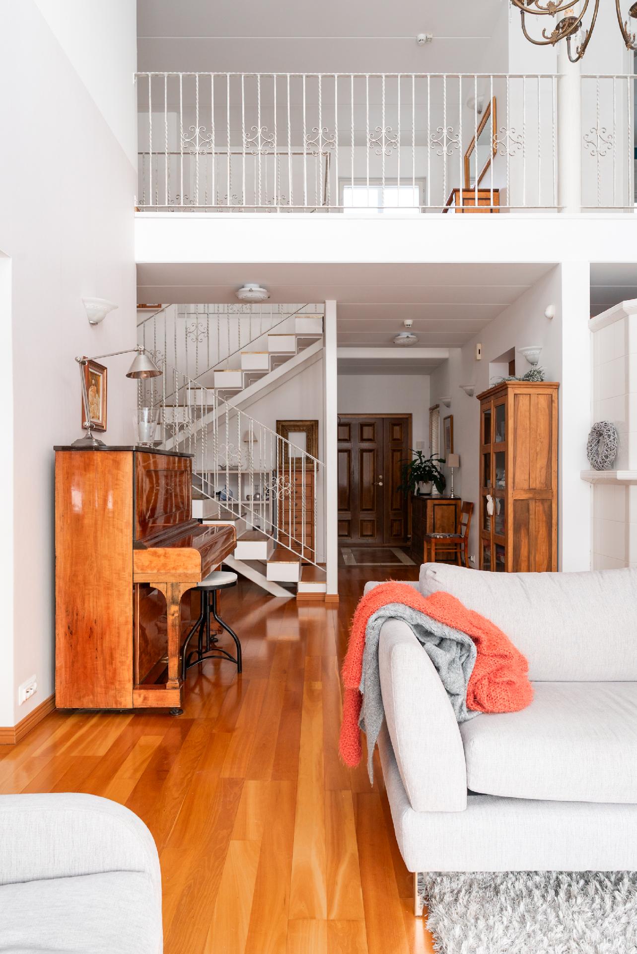 Olohuoneesta näkymää yläkertaan