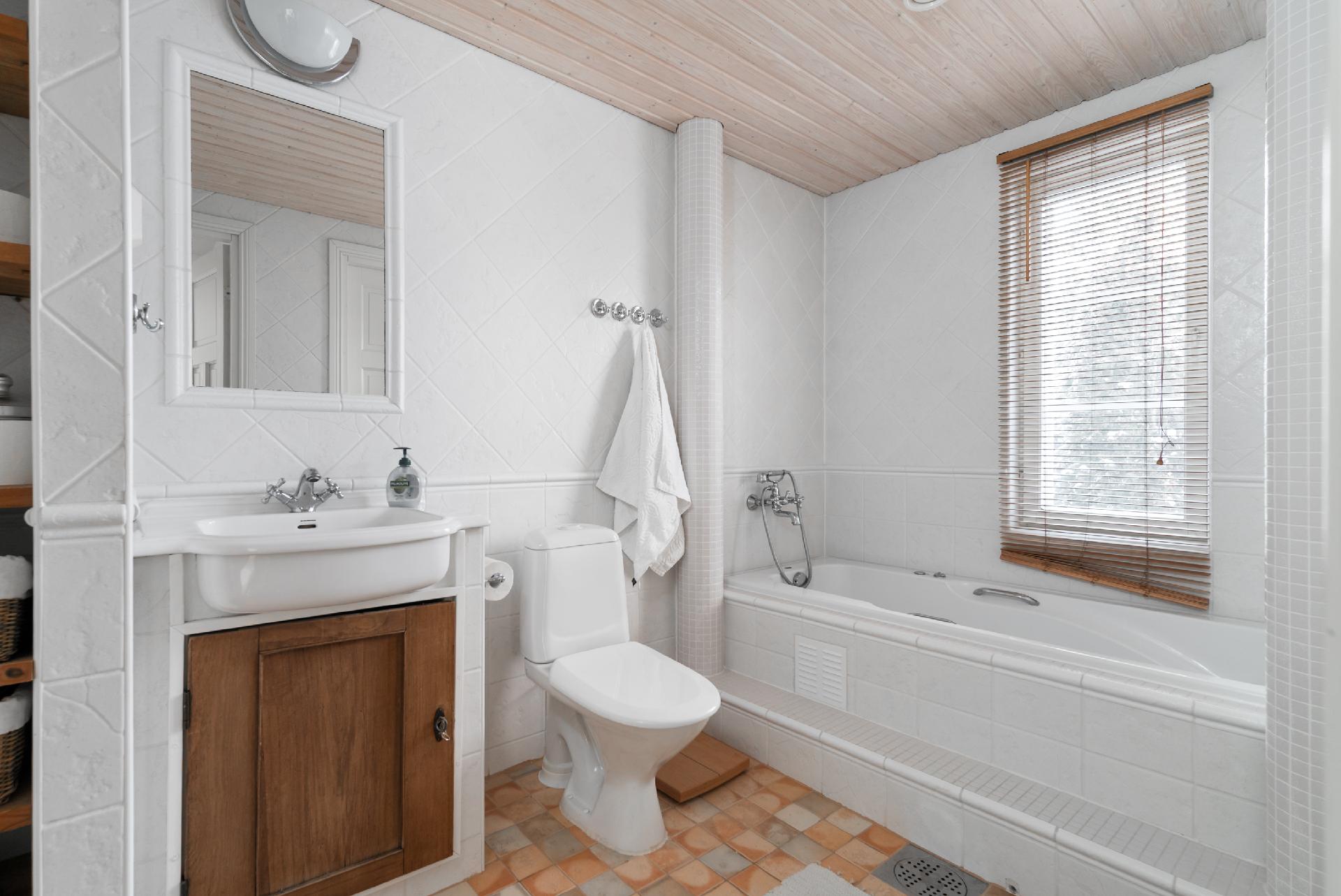 Yläkerran kylpyhuone