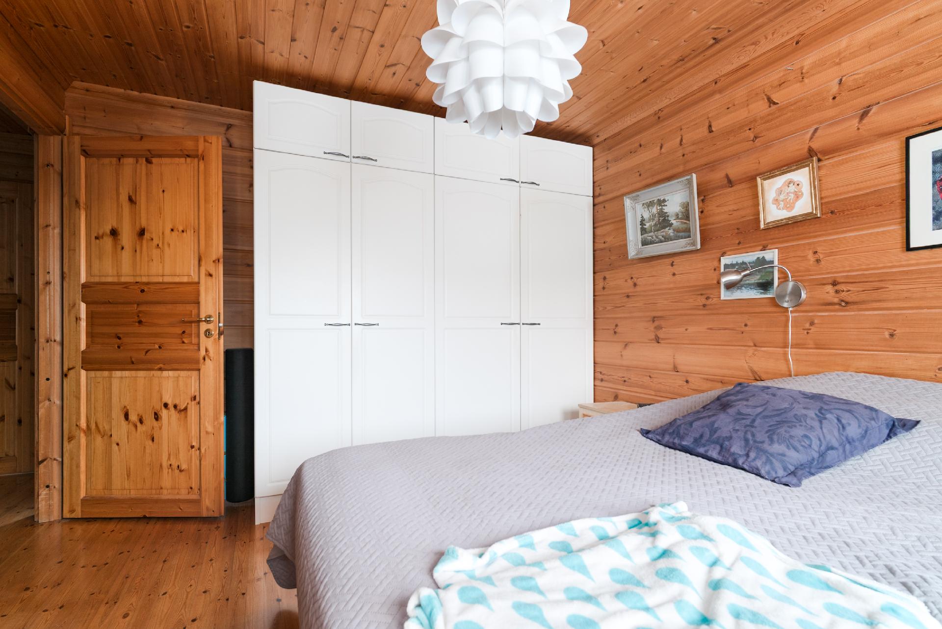 Makuuhuoneessa kaapistot