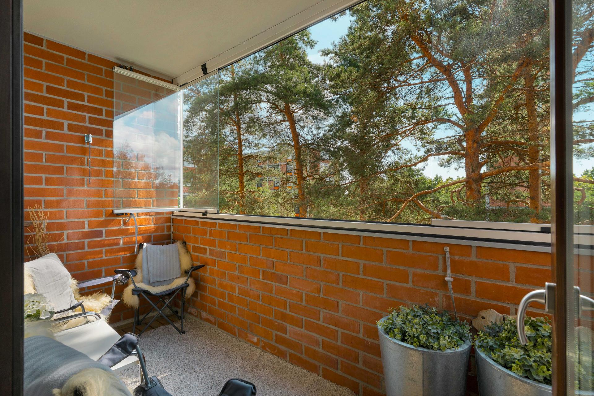 Olohuoneesta ja parvekkeelta ihailet kaunista mäntymaisemaa!