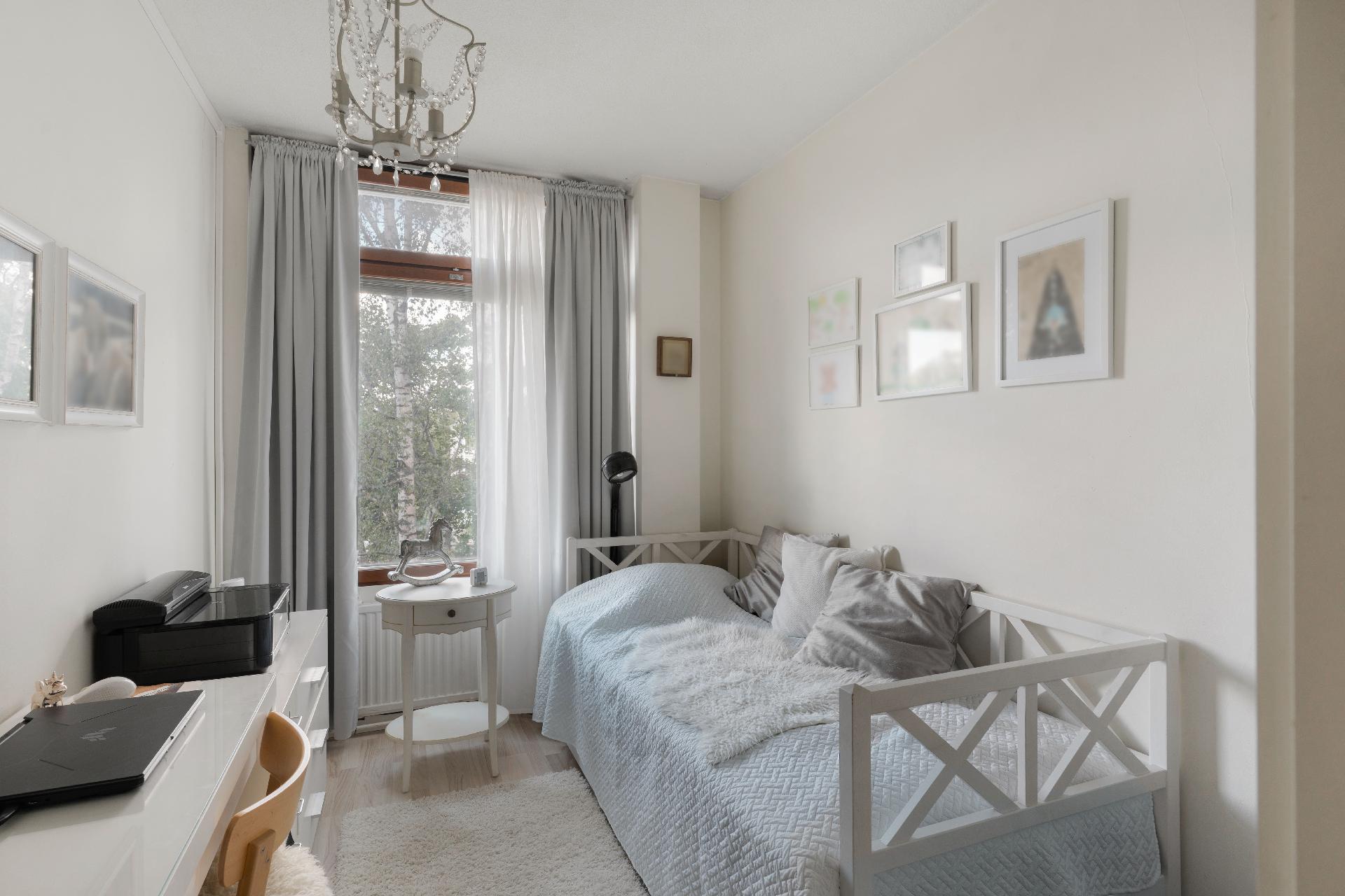 Keskimmäinen makuuhuone.