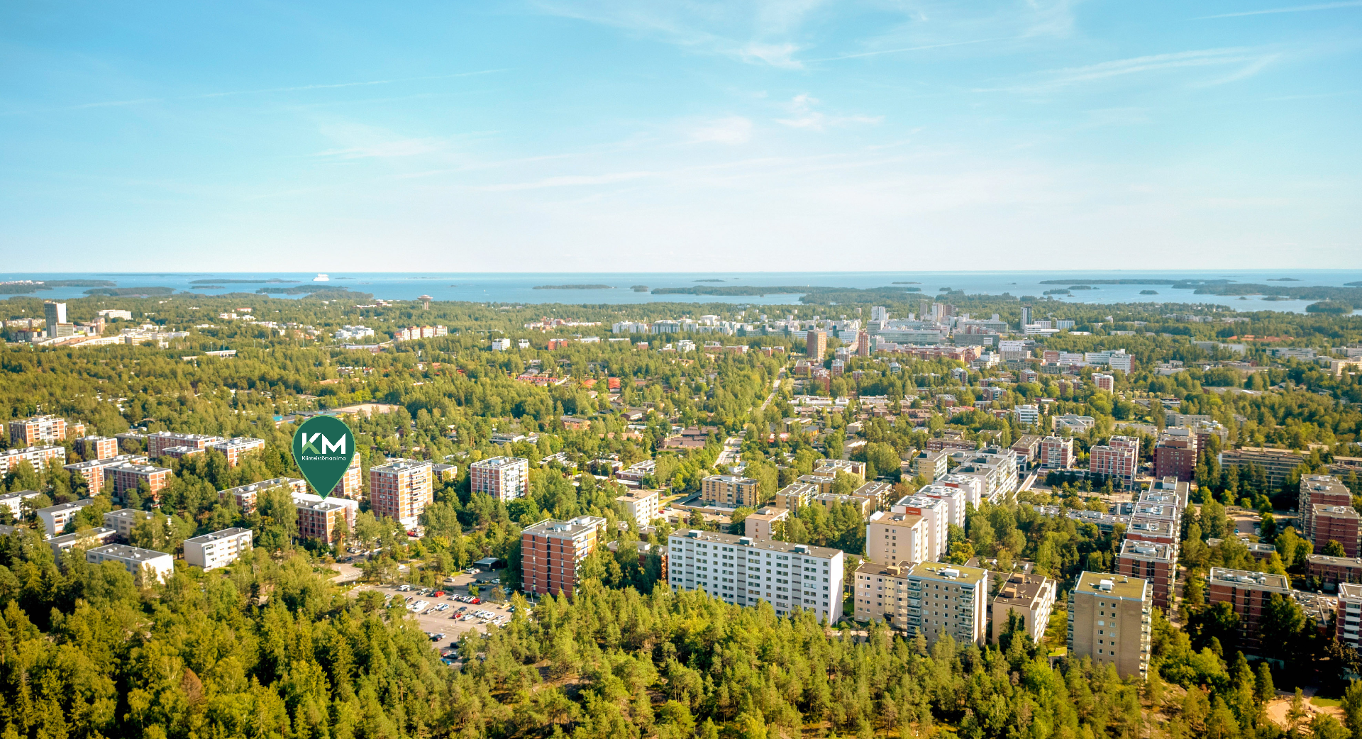 Ympäristö on vehreää - kuvan alareunasta pilkottaa viereinen Keskuspuisto.