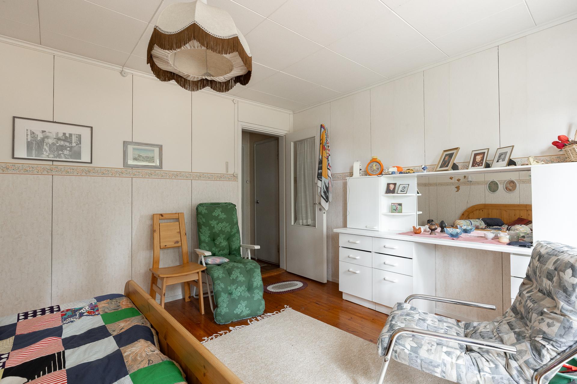 Yläkerran makuuhuone 2