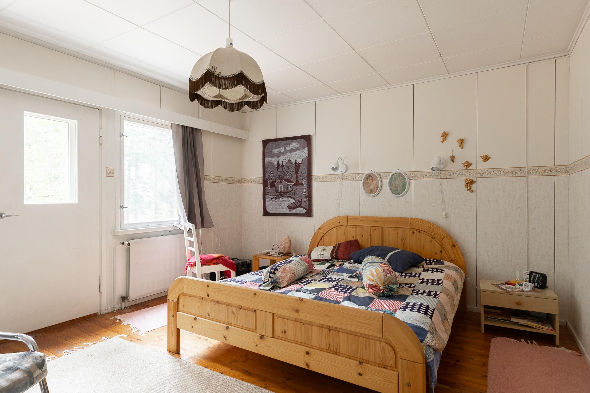 Yläkerran makuuhuone 2