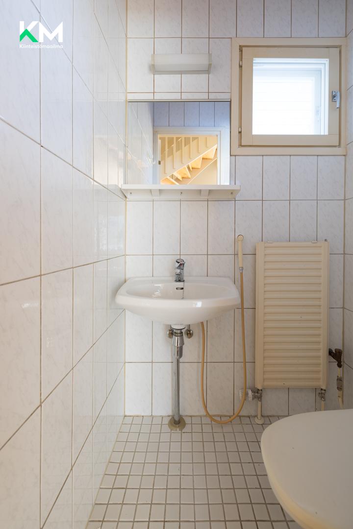 Alakerran erillinen WC.