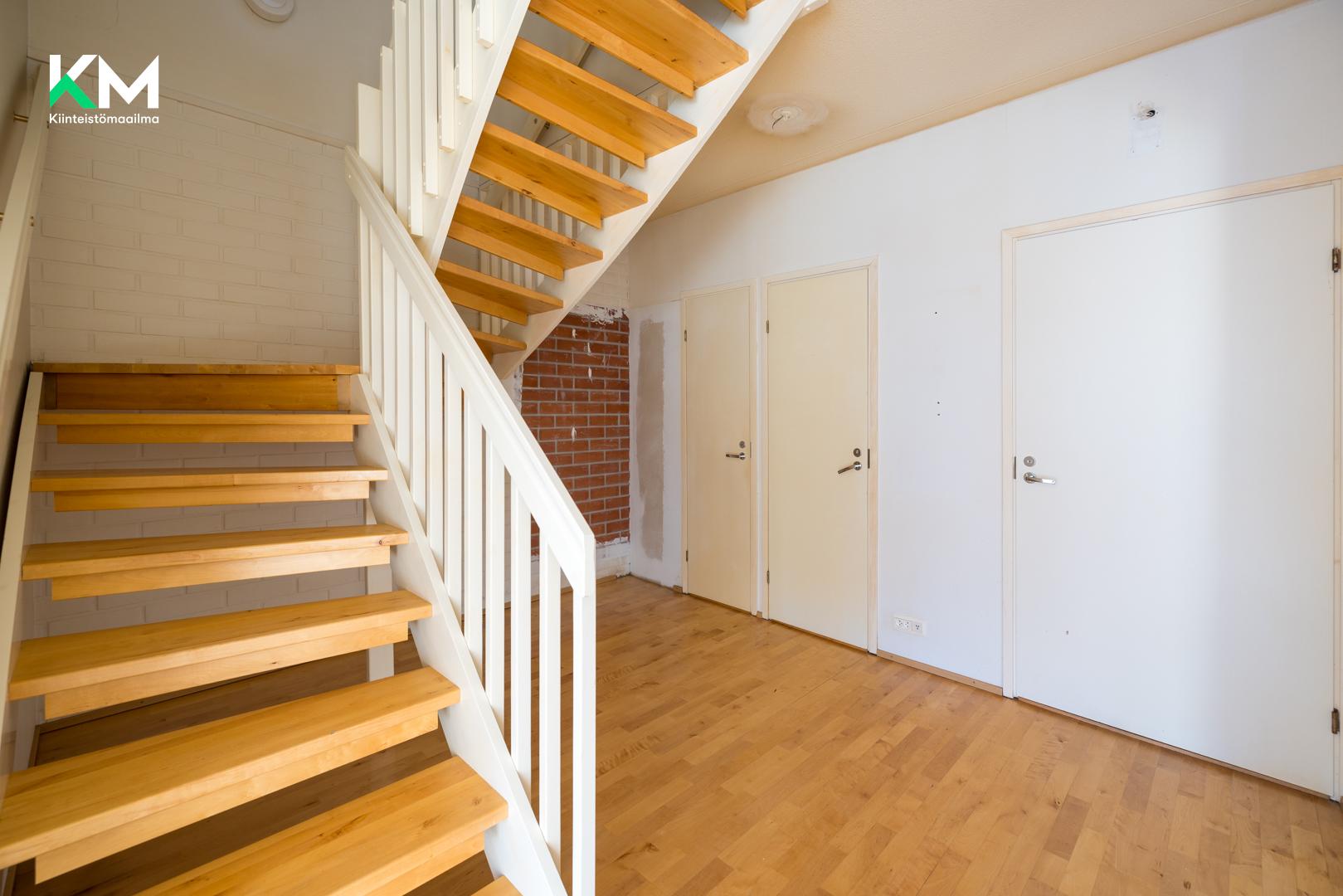 Alakerrassa lisäksi vaatehuone.