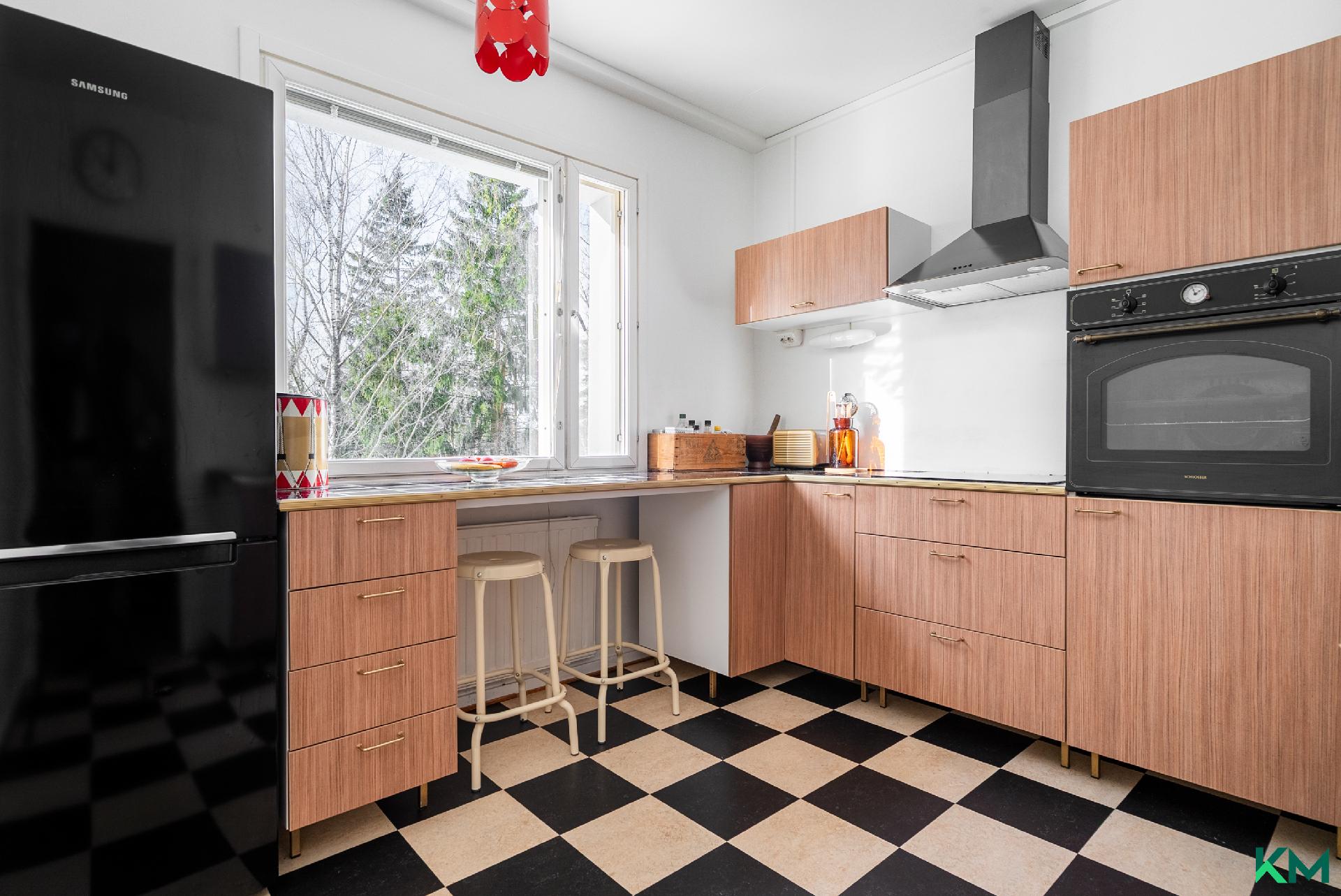 Ihana keittiö, jonka suuresta ikkunasta luontonäkymät