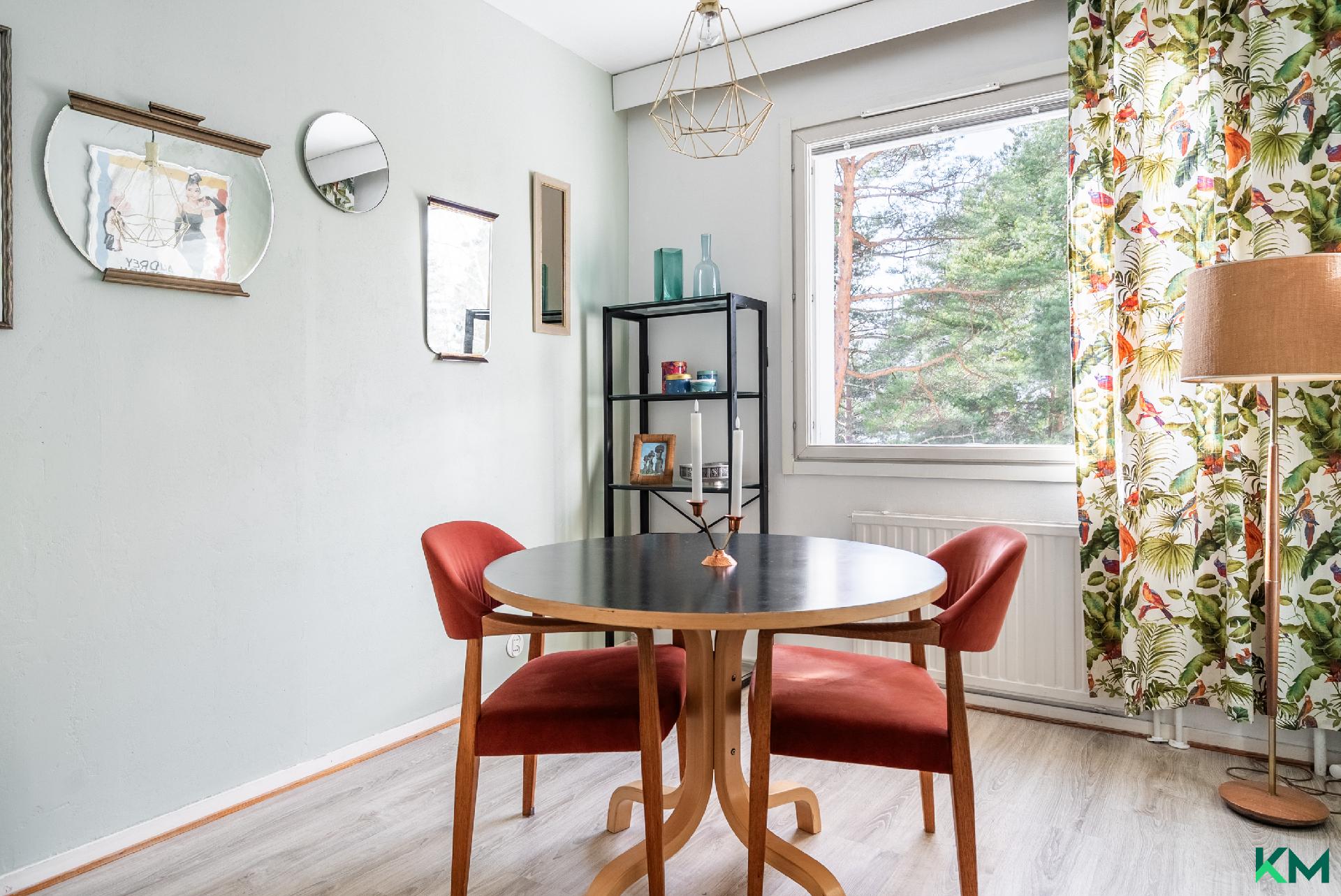 Keittiön vieressä makuuhuone 3, joka toimii nyt ruokailuhuoneena