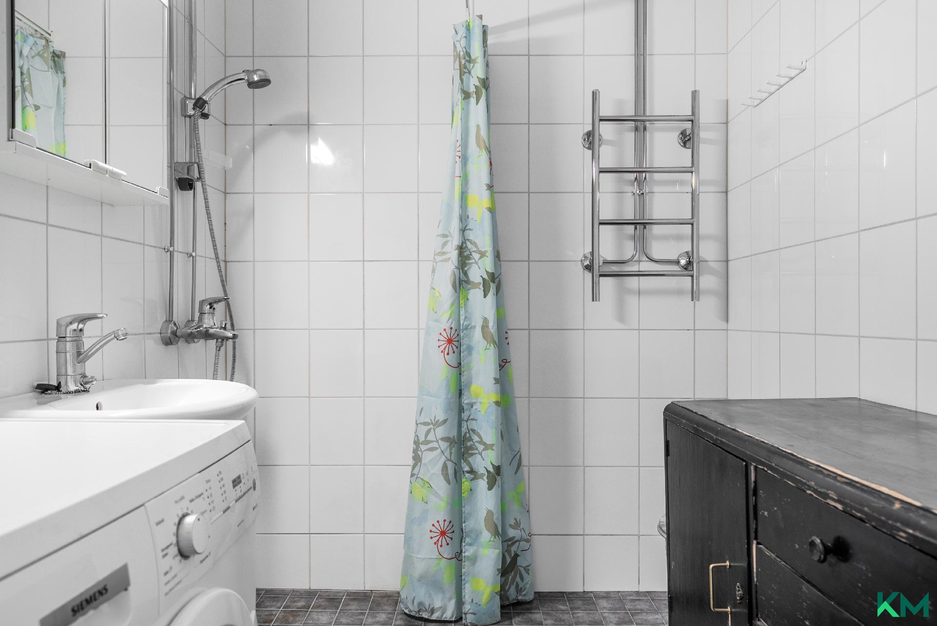 Tilava kylpyhuone on putkiremontoitu