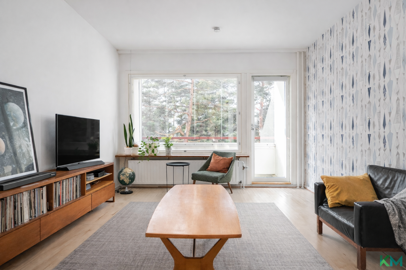 Tilavasta olohuoneesta ja parvekkeelta metsäiset puistomaisemat