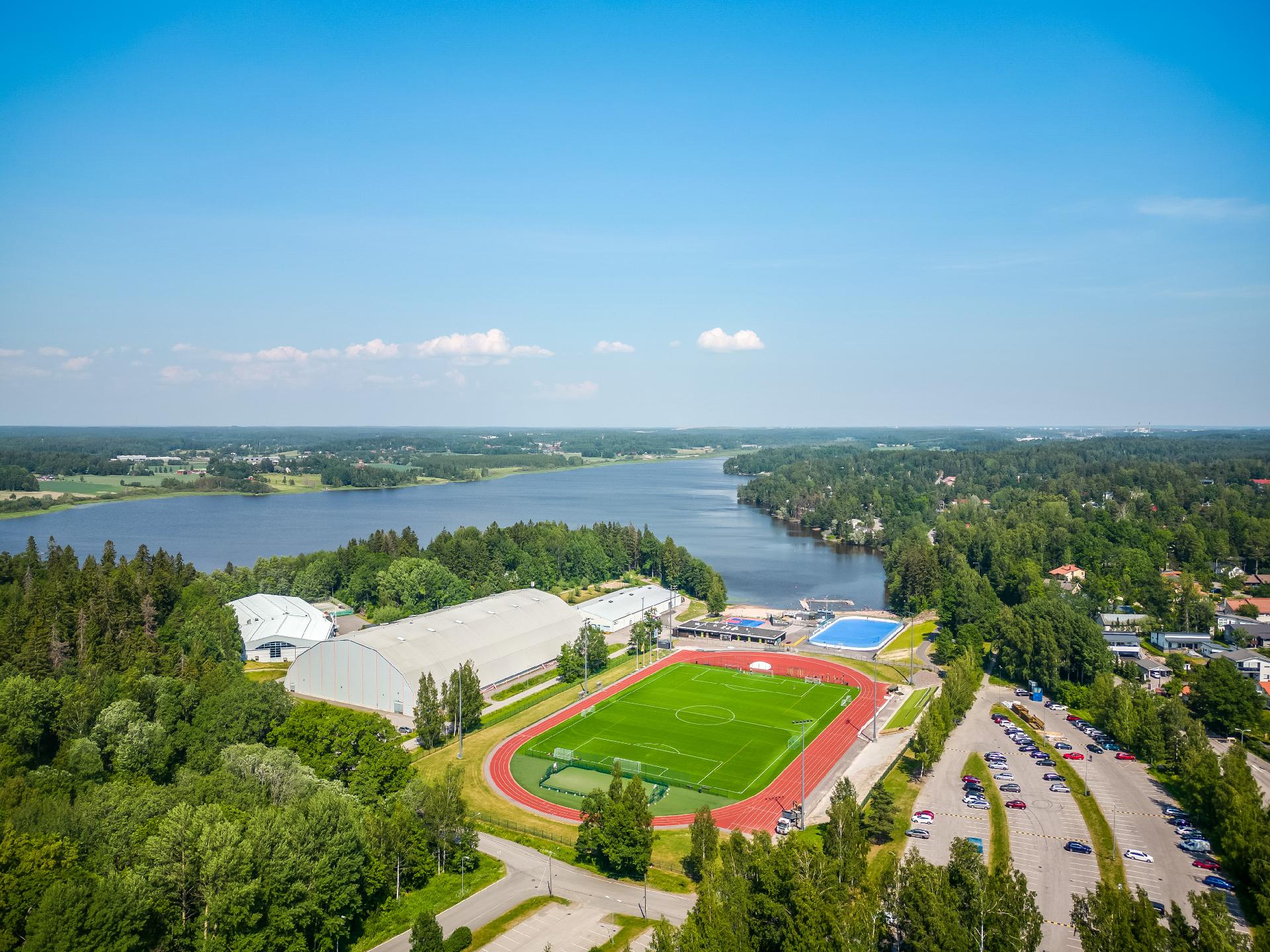 250 m etäisyydellä esim. tennis, jalkapallo, jääkiekko, hiekkaranta..
