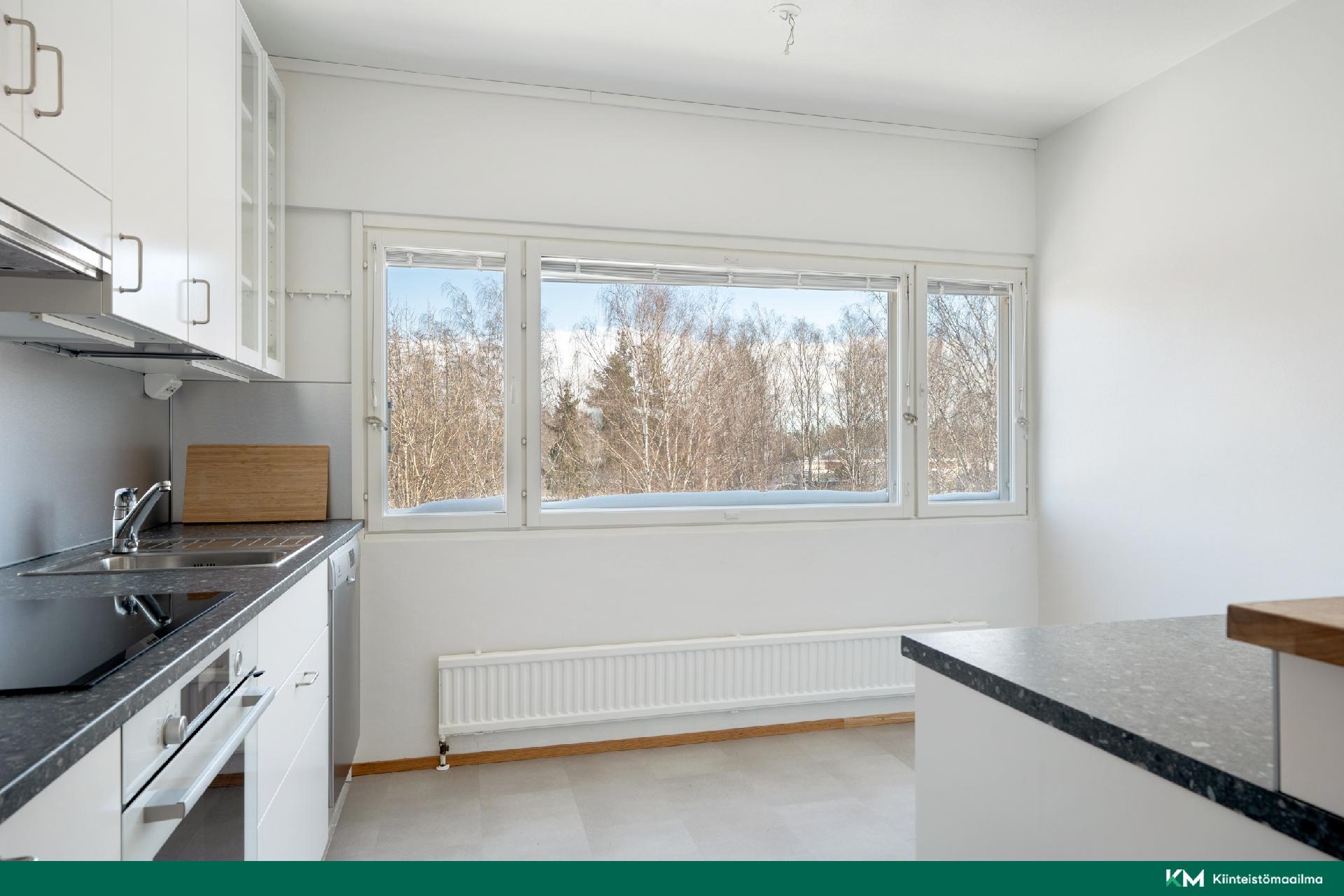 Keittiöön mahtuu pöytä