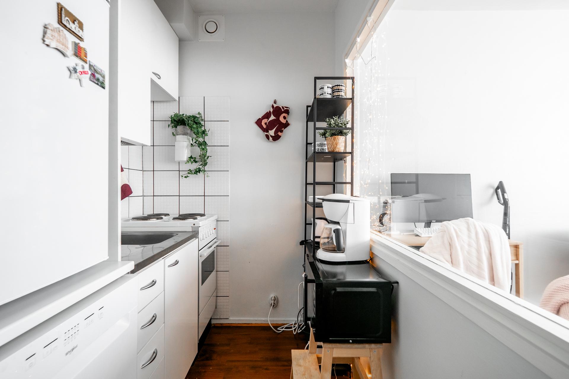 Keittiöön tulee valoa ikkunasta