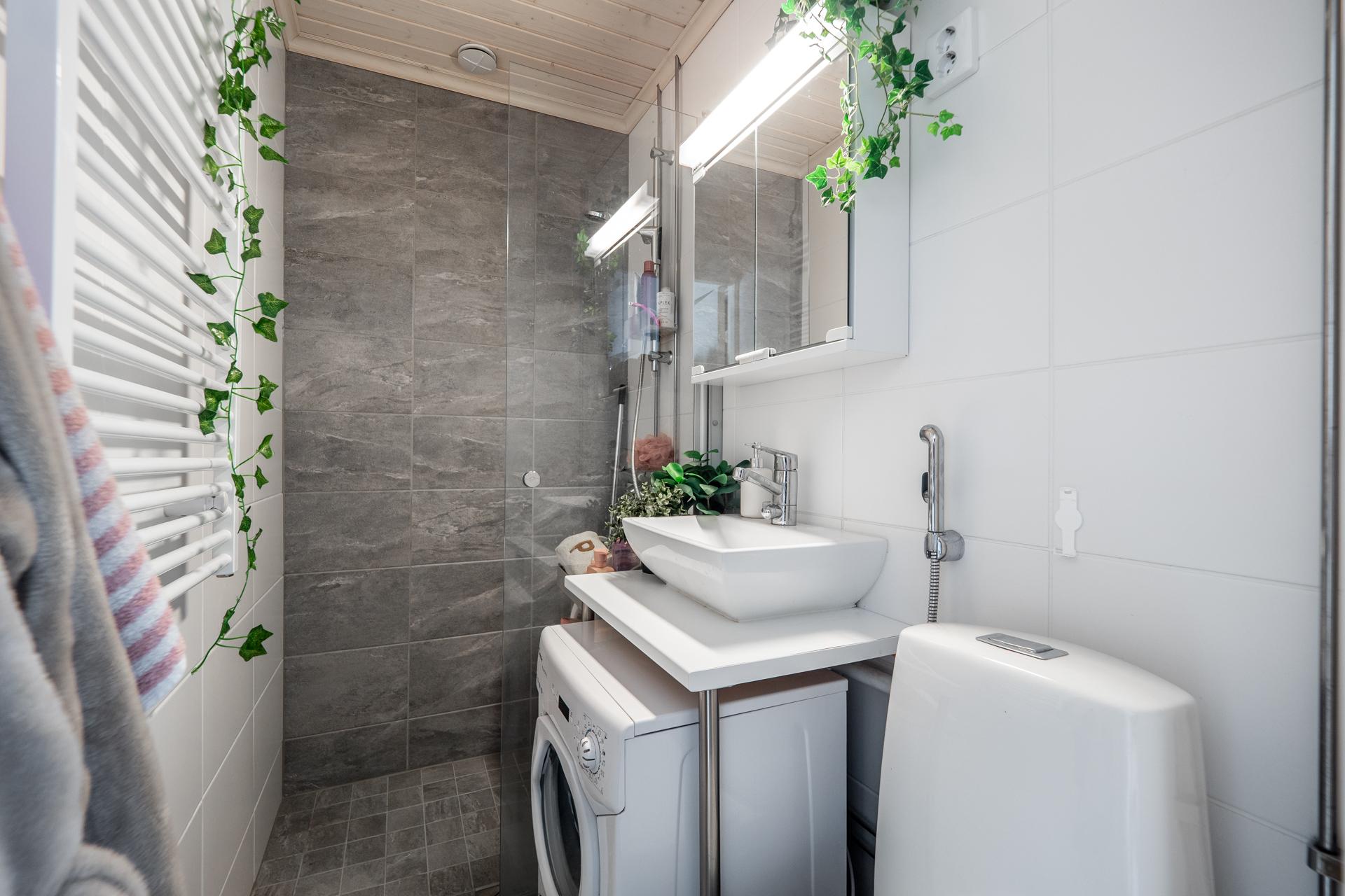 Remontoitu kylpyhuone jossa pyykkikone