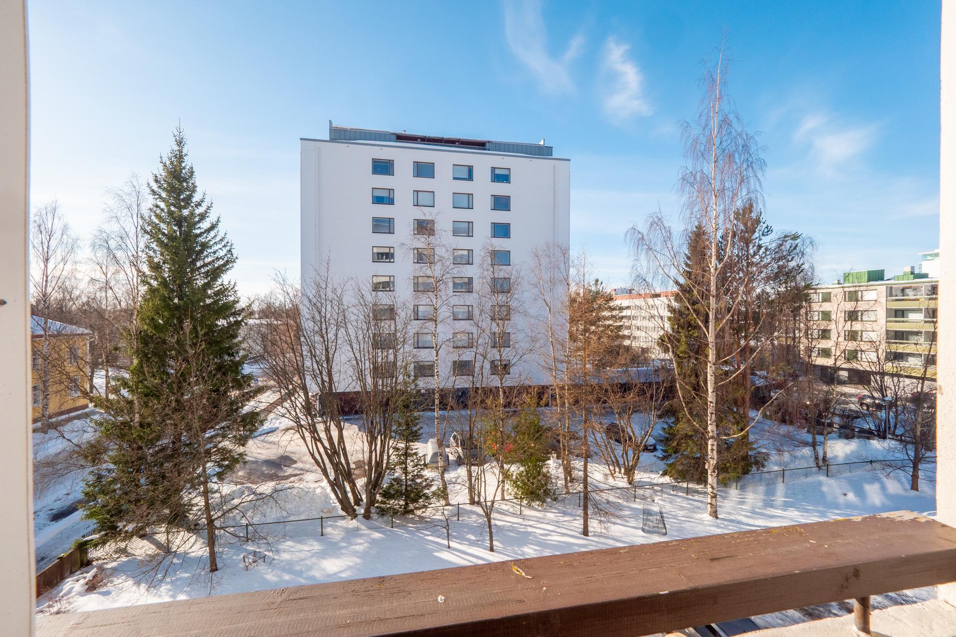 Parvekkeen näkymä pihalle