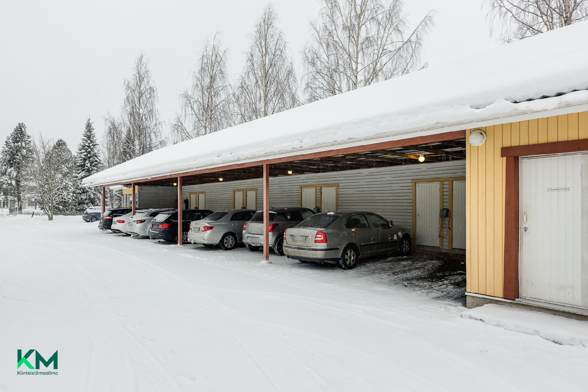 Asunnolla käytössä sekä katospaikka että pistokepaikka