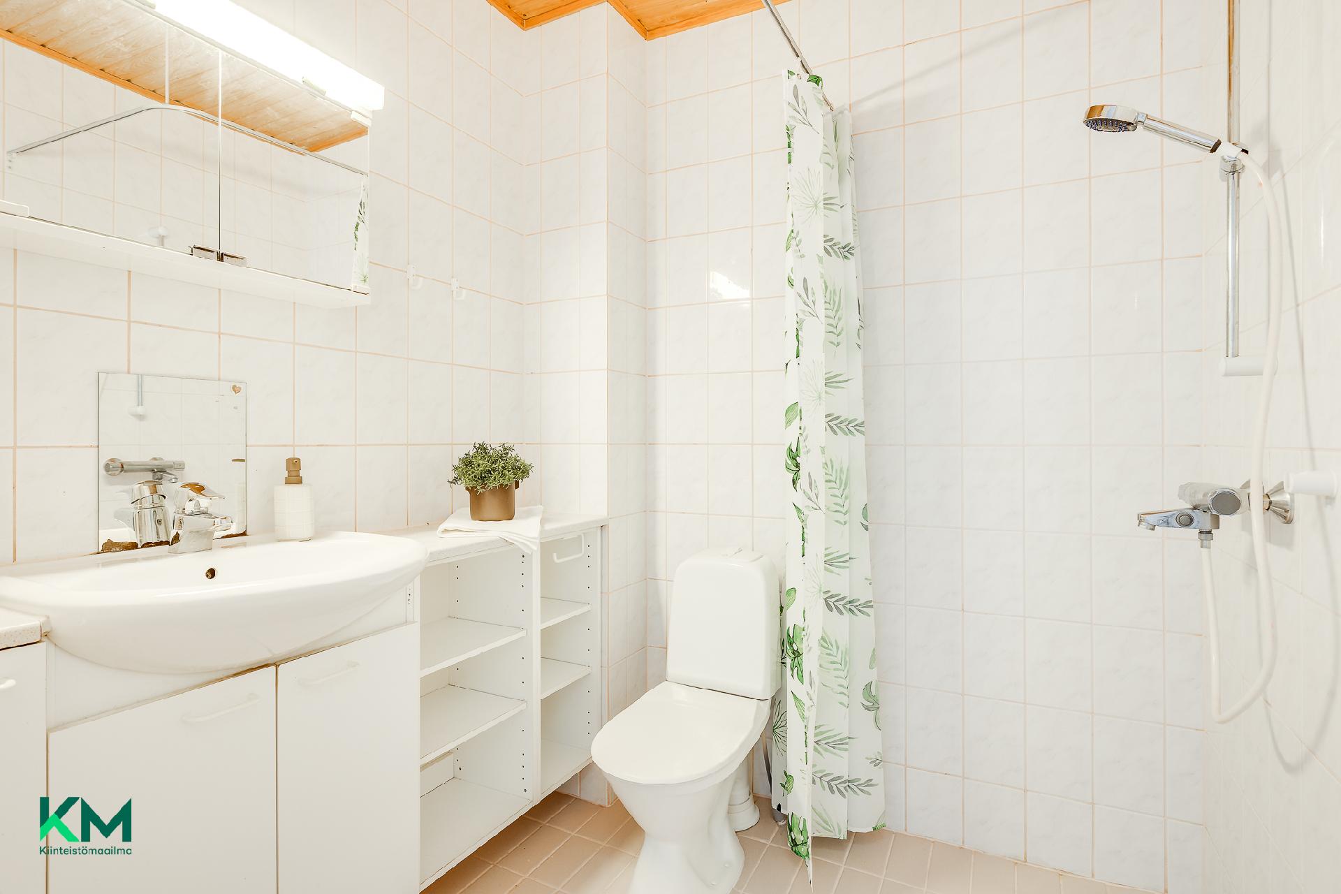 Yläkerran kylpyhuone