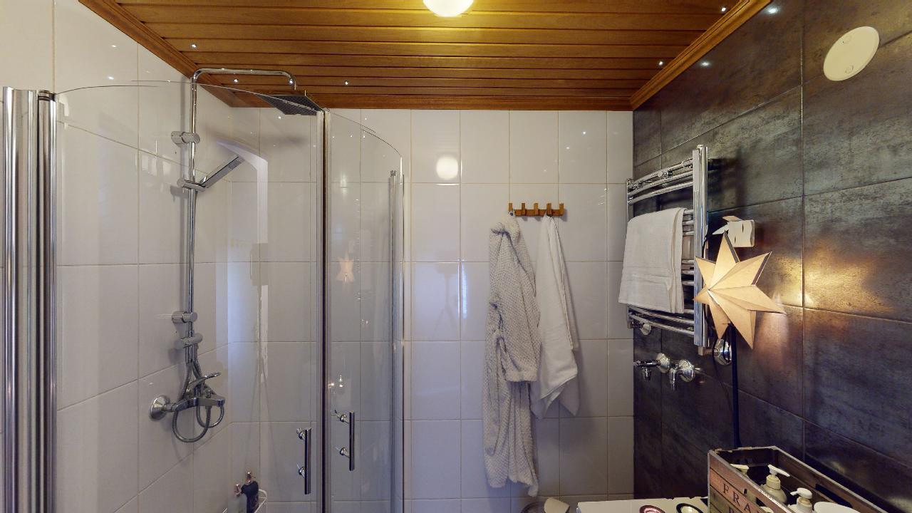 Pesuhuone yläkerran asunnossa