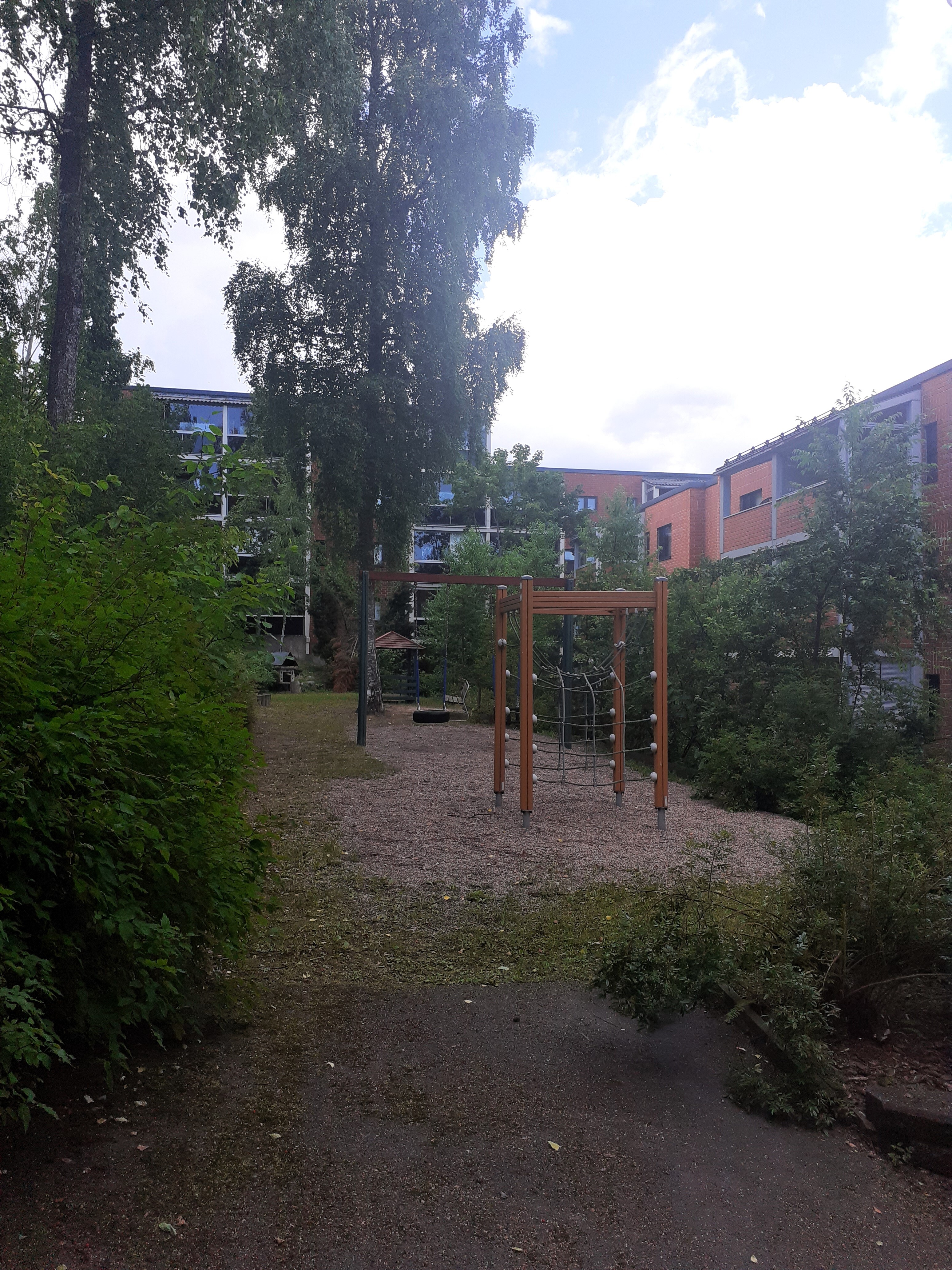 taloyhtiön piha-aluetta