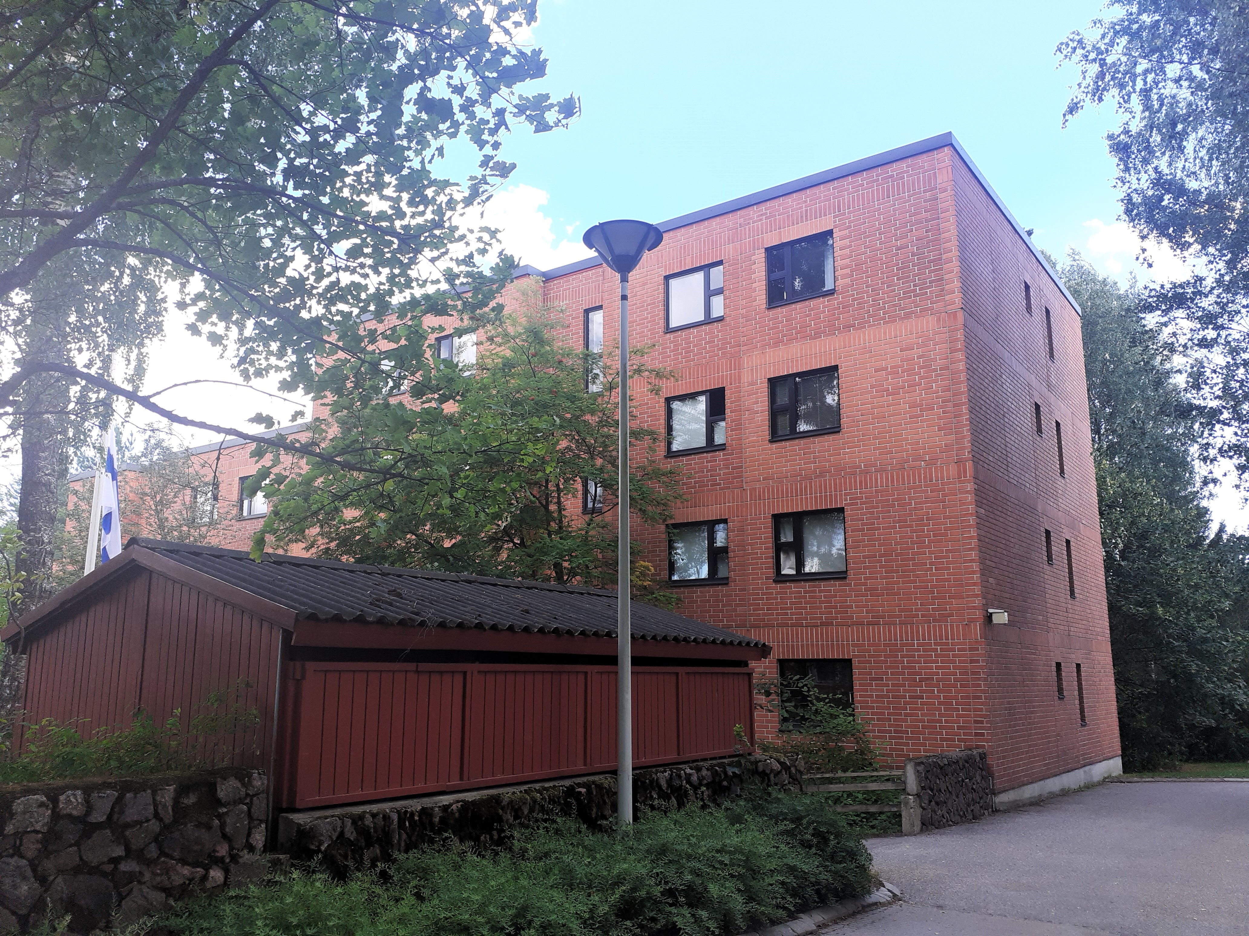 julkisivu kävelytieltä