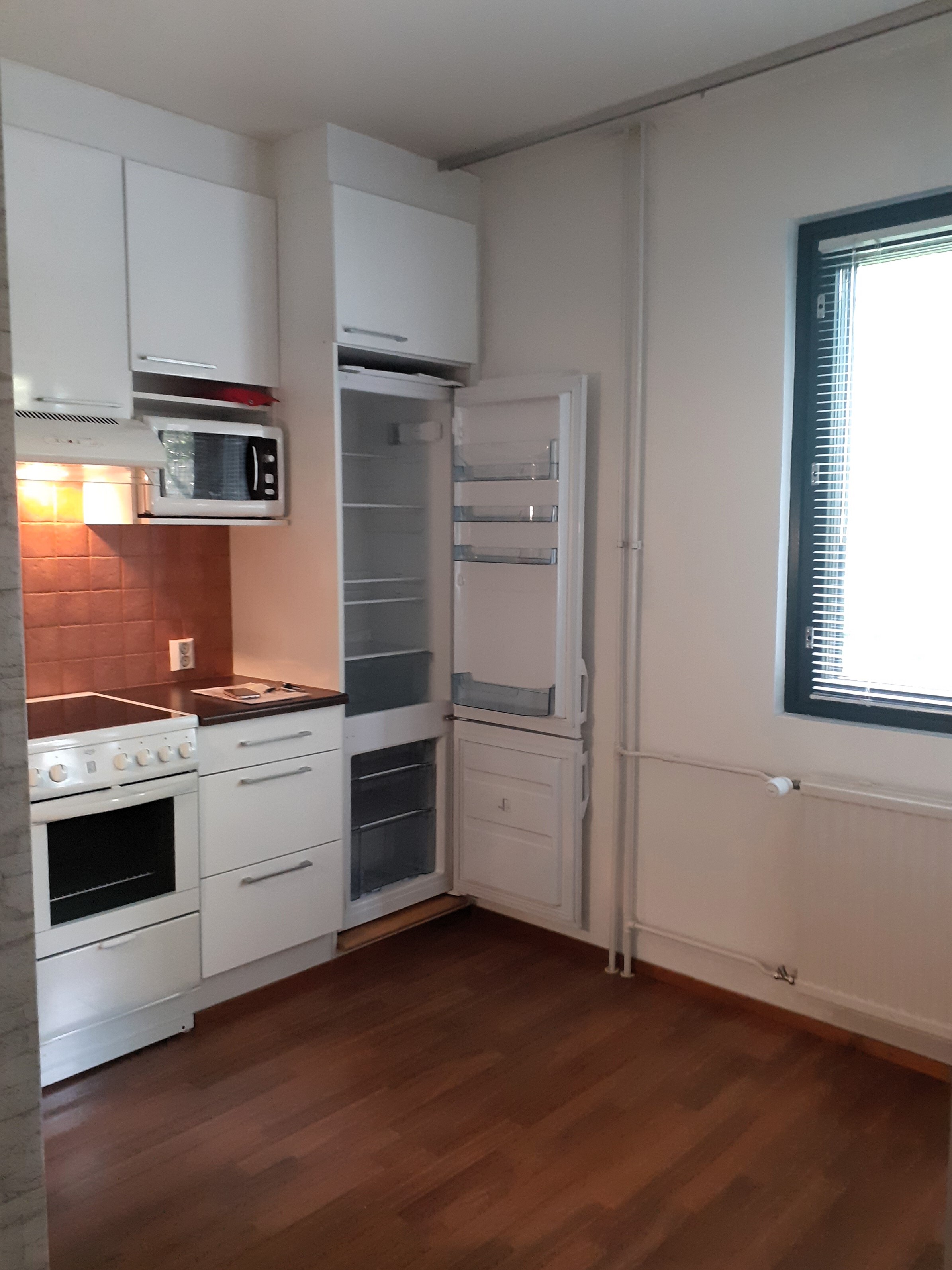 ikkunallinen avokeittiö