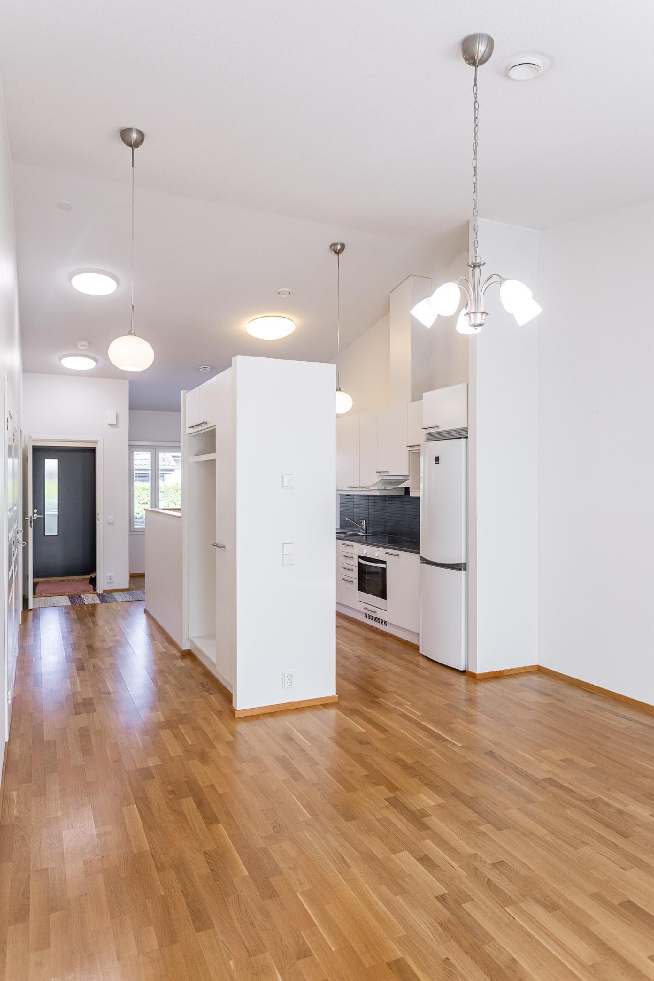 Olohuoneesta eteiseen ja keittiöönpäin