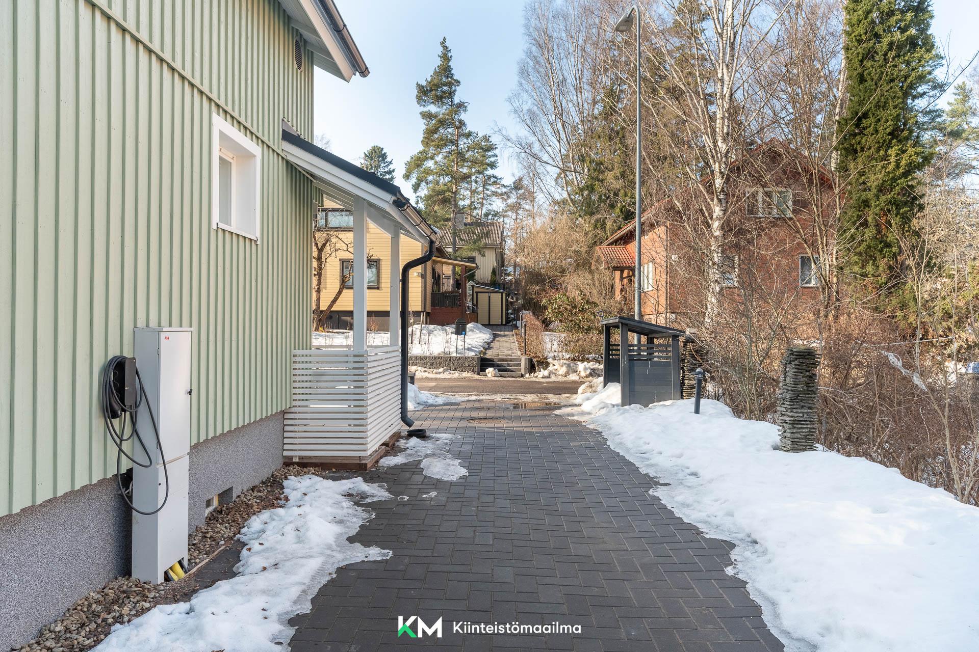 Latauspiste sähköautolle